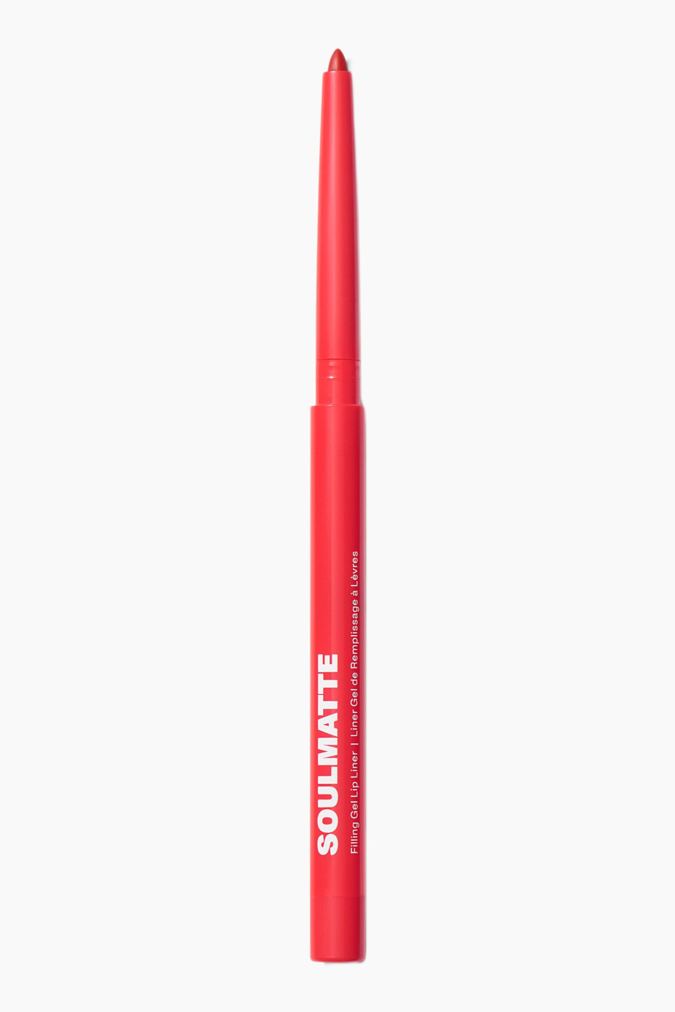 Vis større bilde: En rød leppeblyant står oppreist, viser sin fulle lengde og en spiss rød tupp. Hvit tekst vises på siden, med ordene "SOULMATTE" og "Filling Gel Lip Liner | Liner Gel de Remplissage à Lèvres".
