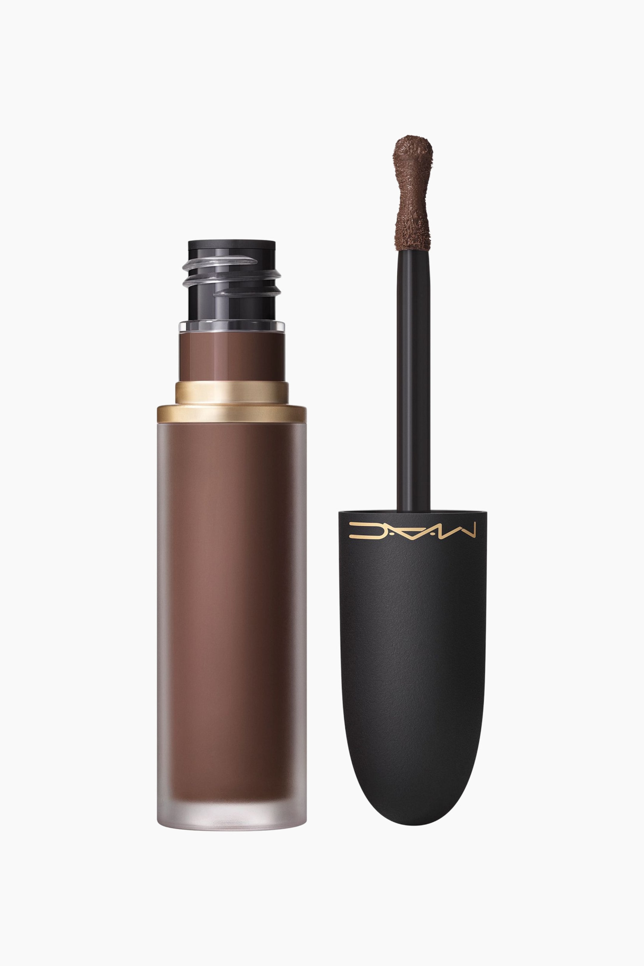 Visa större bild: En brun flytande läpprodukt står upprätt och har en frostad flaska med ett guldband runt halsen. Den svarta applikatorstaven hålls vertikalt bredvid, med en paddelformad spets täckt i den bruna produkten och en matt svart kork med en gyllene 'MAC'-logotyp.