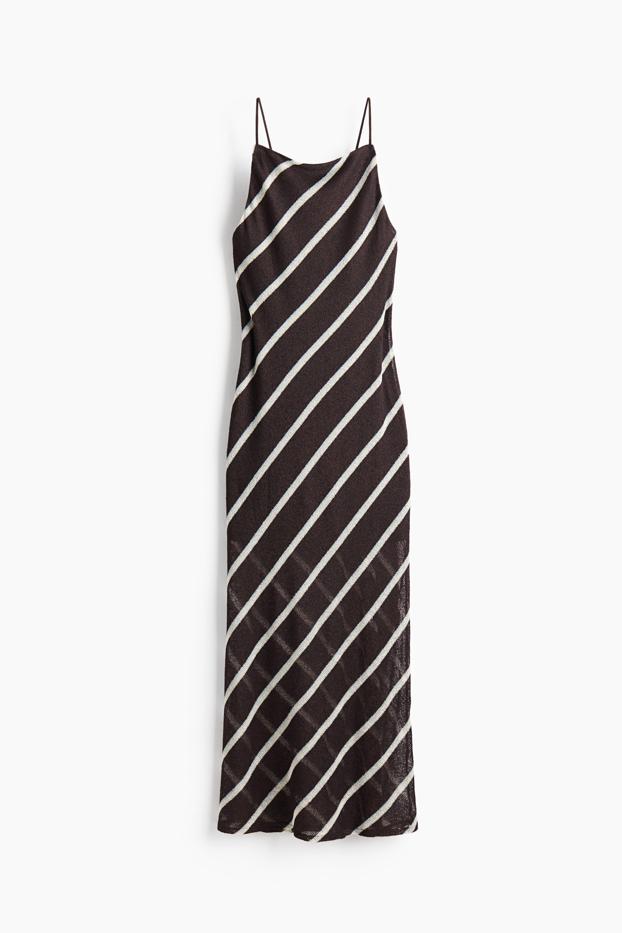 Größeres Bild ansehen: Ein dunkelbraunes Slip-Kleid mit diagonalen weißen Streifen ist von vorne zu sehen und verfügt über dünne Spaghettiträger und einen quadratischen Ausschnitt. Es ist in einem geraden, midi-langen Stil geschnitten.