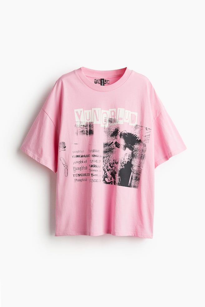 Oversized T-shirt med tryk - Lys rosa/Yungblud/Mørkegrå/Nirvana/Mørkegrå/Joan Jett/Lysegrå/Fender/Mørkegrå/Smiley®/Hvid/System of a Down/Creme/Formula 1/Hvid/Mary J Blige/Creme/Saweetie/Sort/Formula 1/Creme/The Strokes/Sort/The Stooges - 2