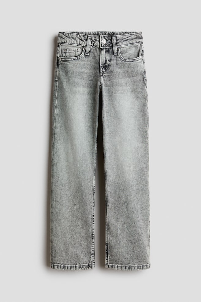 Un paio di jeans a gamba dritta in denim grigio slavato è mostrato frontalmente, con una classica costruzione a cinque tasche, passanti per cintura e una chiusura con un solo bottone in vita. I jeans presentano una vestibilità regolare con leggere sfumature di scolorimento lungo la parte anteriore delle cosce. - 1