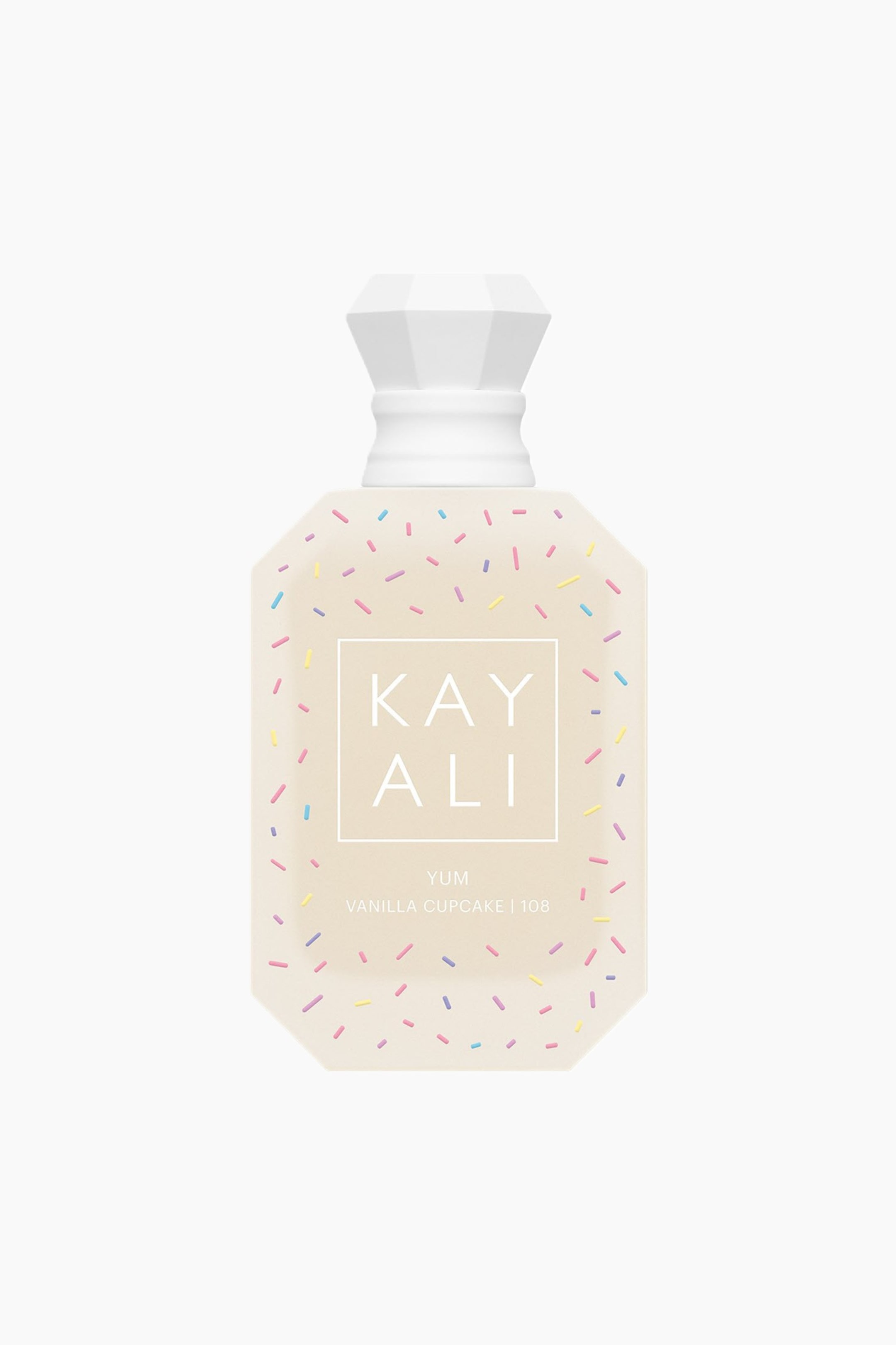 Näytä suurempi kuva: Pystyssä oleva, eteenpäin suuntautunut Kayali Yum Vanilla Cupcake | 108 Eau de Parfum -pullo, jossa on läpikuultava, kermanvärinen kahdeksankulmainen runko koristeltuna värikkäillä pastellisilla strösseleillä. Siinä on fasetoitu, valkoinen jalokivimäinen korkki, ja siinä näkyy tuotemerkki ”KAYALI” valkoisen neliökehyksen sisällä sekä tuoksun nimi sen alapuolella.