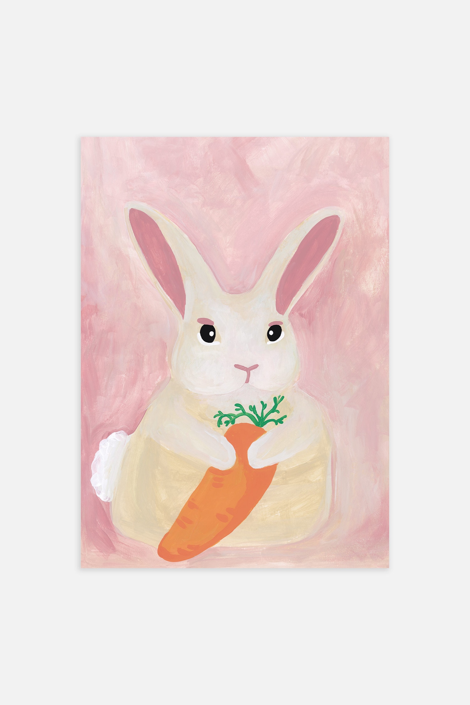 Una stampa artistica rettangolare incorniciata in legno chiaro mostra un'illustrazione verticale di un coniglio bianco con orecchie rosa che tiene una carota arancione su uno sfondo rosa testurizzato.
