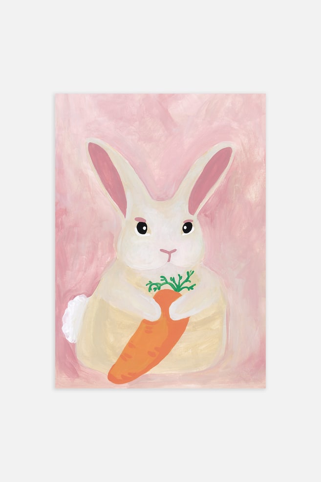 Uma impressÃ£o artÃ­stica apresenta uma ilustraÃ§Ã£o pintada de um coelho de cor creme, virado para a frente e a segurar uma grande cenoura laranja com folhas verdes no topo. A ilustraÃ§Ã£o mostra o coelho com orelhas forradas a rosa, olhos pretos e uma pequena cauda branca sobre um fundo texturado em rosa-claro. - 1