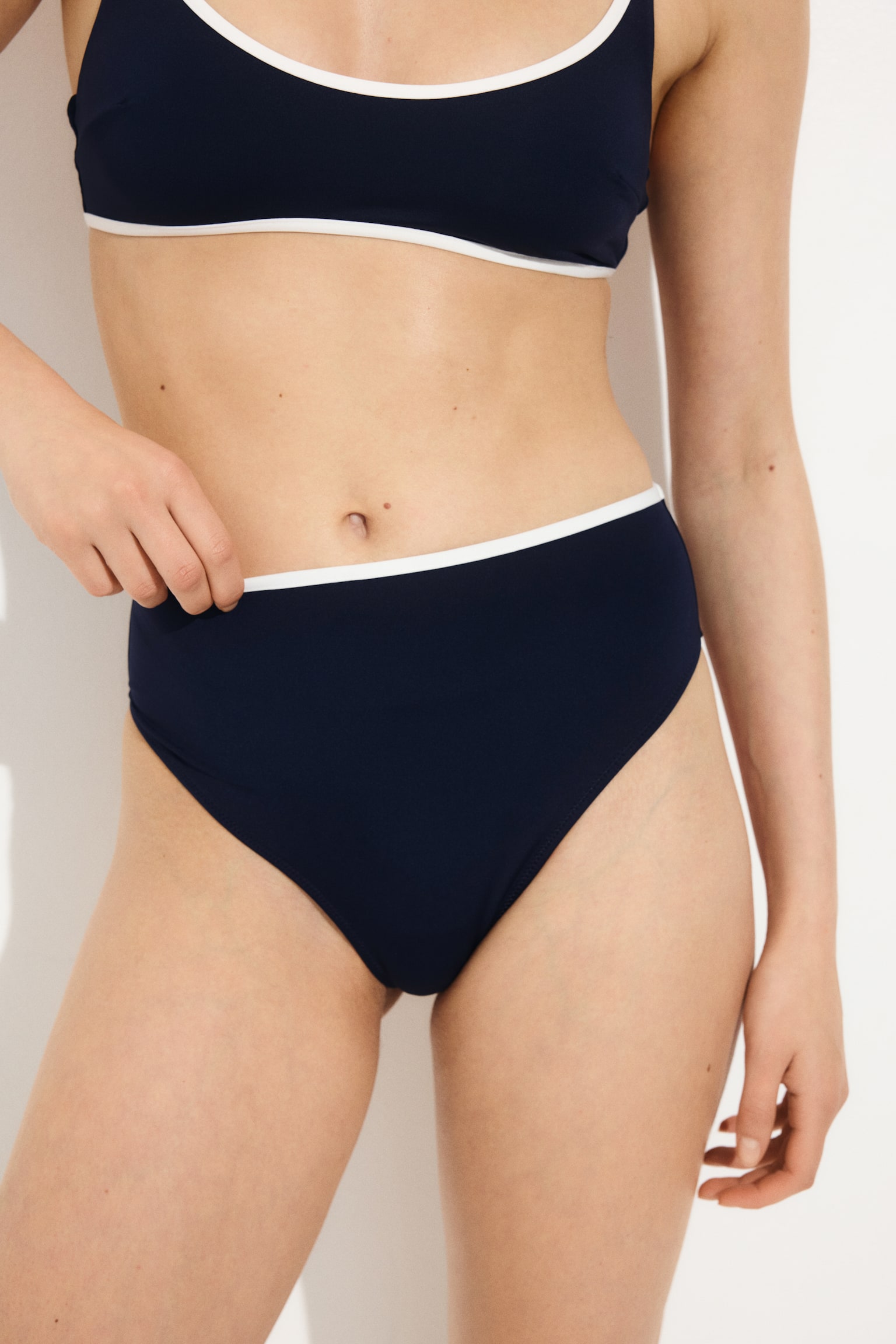 תחתוני ביקיני עם מותן גבוה בגזרת צ'יקי - כחול נייבי/ירוק זית - 5