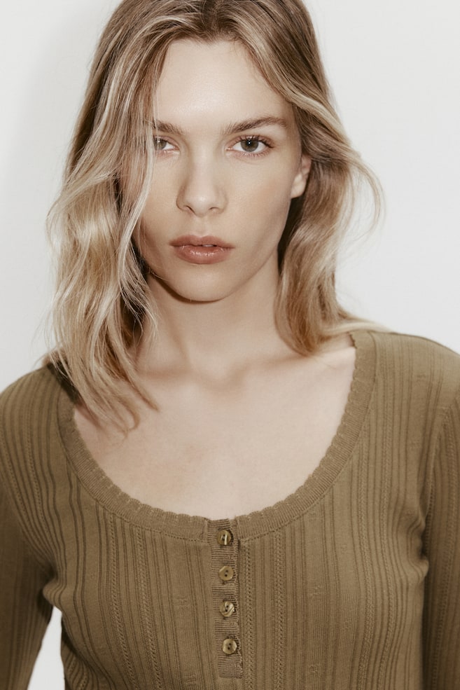 Top in maglia di cotone traforata-Verde kaki - 5