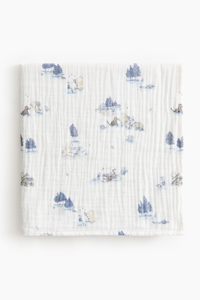 Mønstret babyplaid i musselin - Lyseblå/Peter Plys - 1