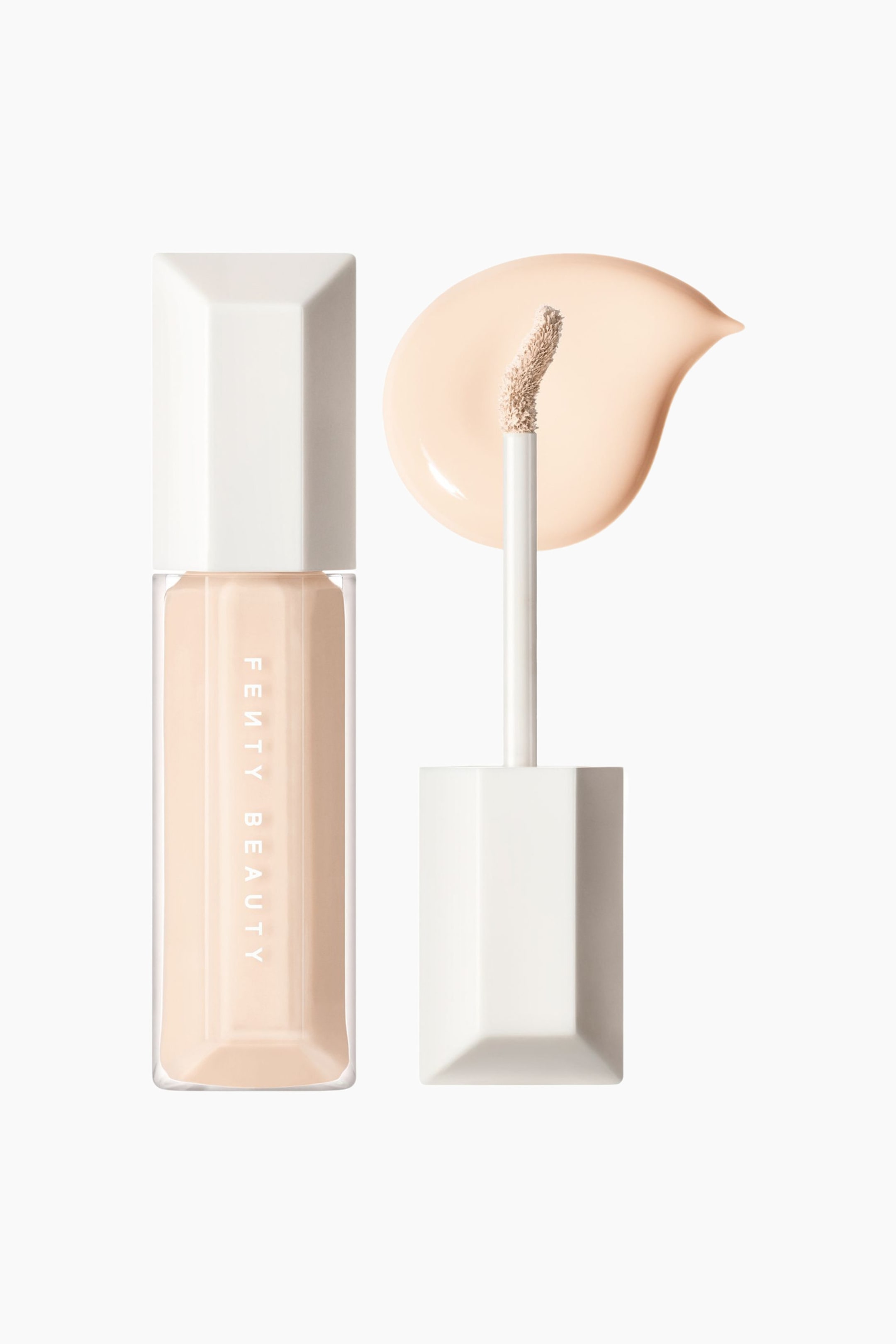 Visa större bild: Fenty Beauty We're Even Hydrating Longwear Concealer står upprätt och visar en klar, facetterad flaska fylld med ljusbeige vätska och försedd med ett vitt, vinklat lock. Till höger vilar en separat applikatorstav vertikalt och visar en böjd doe-foot-spets täckt av concealer bredvid en slät, droppformad swatch i samma ljusbeige nyans.