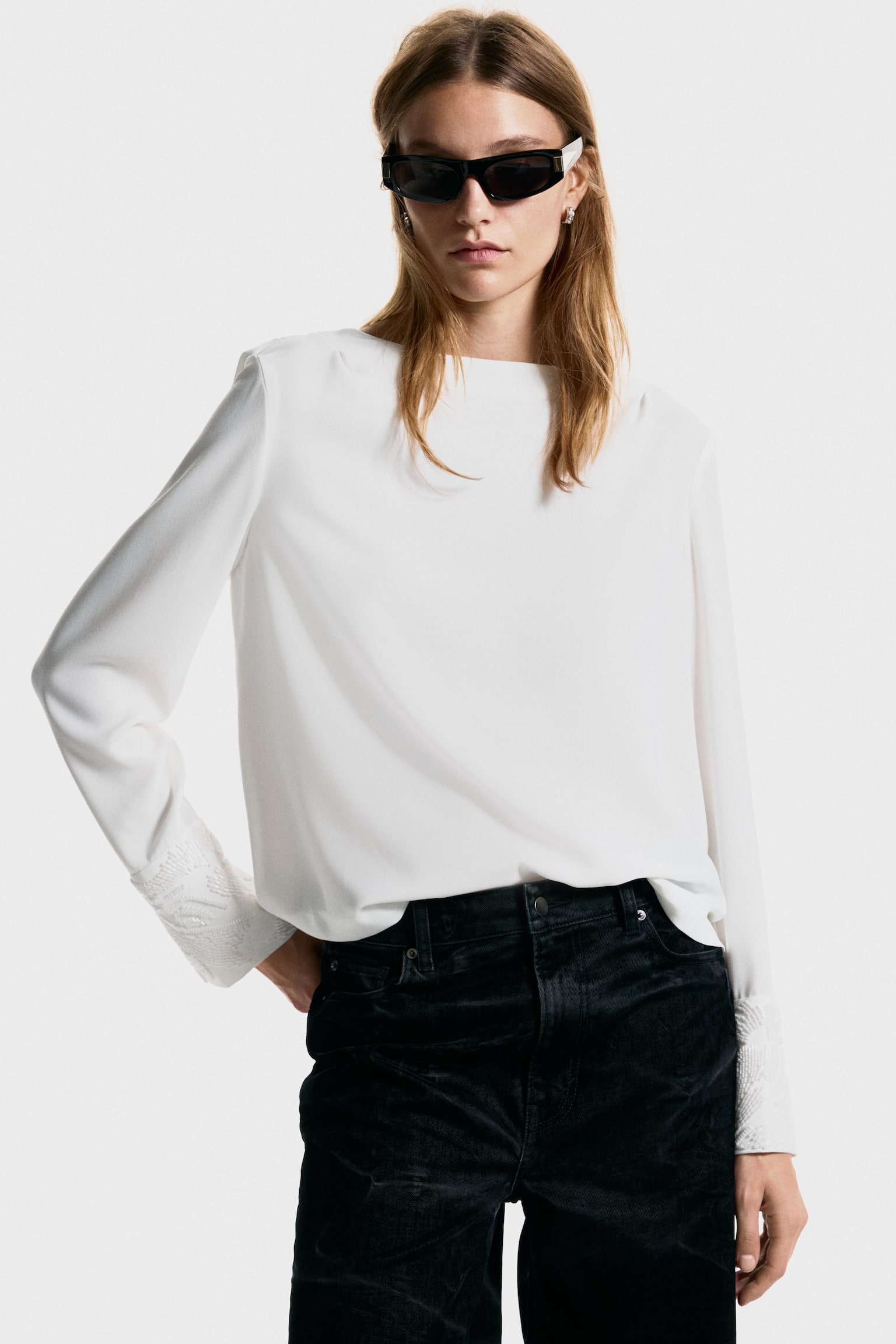 Bloes met versiering en watervaldecolleté - White/Zwart - 1