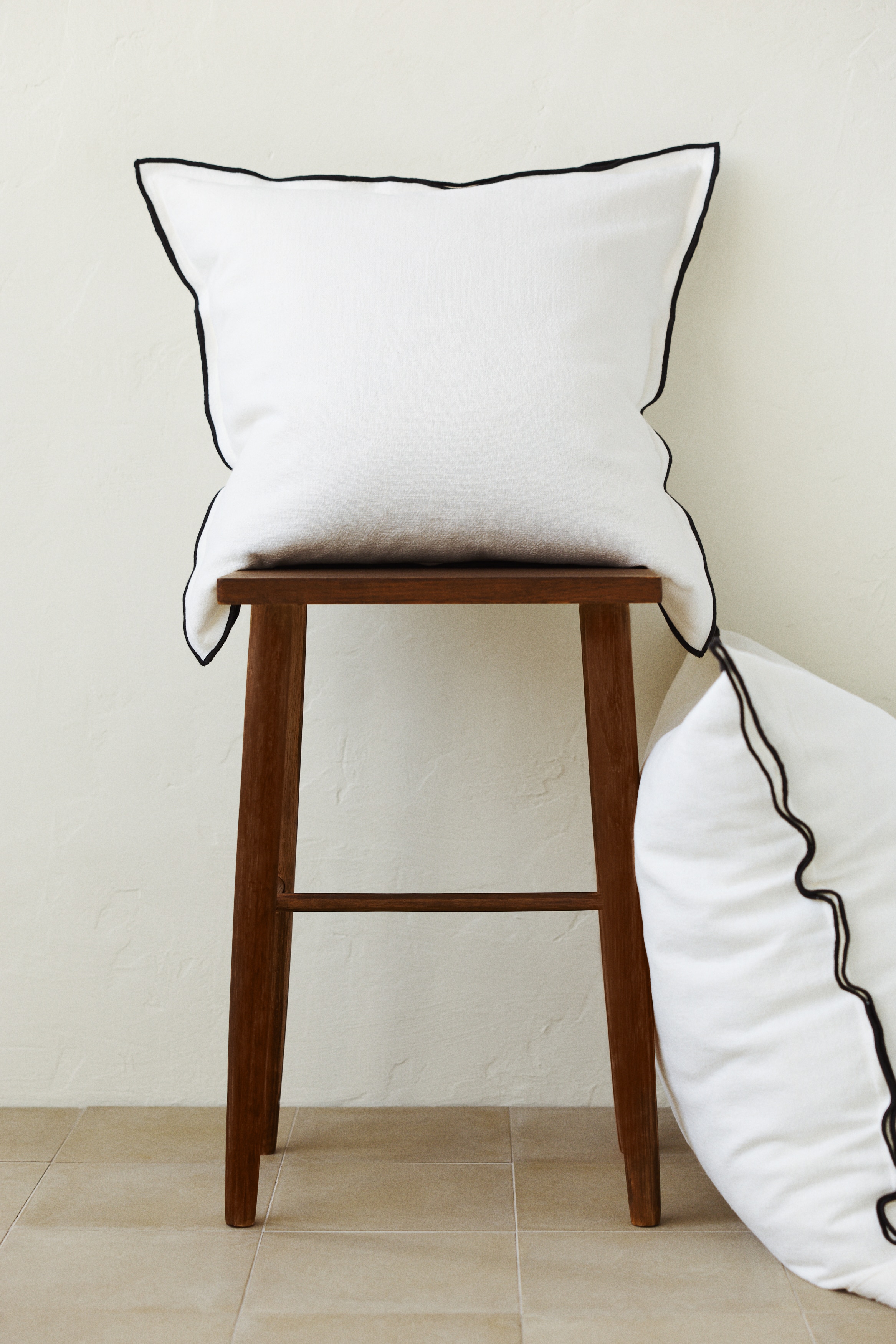 Linen-blend cushion cover - White/Light beige