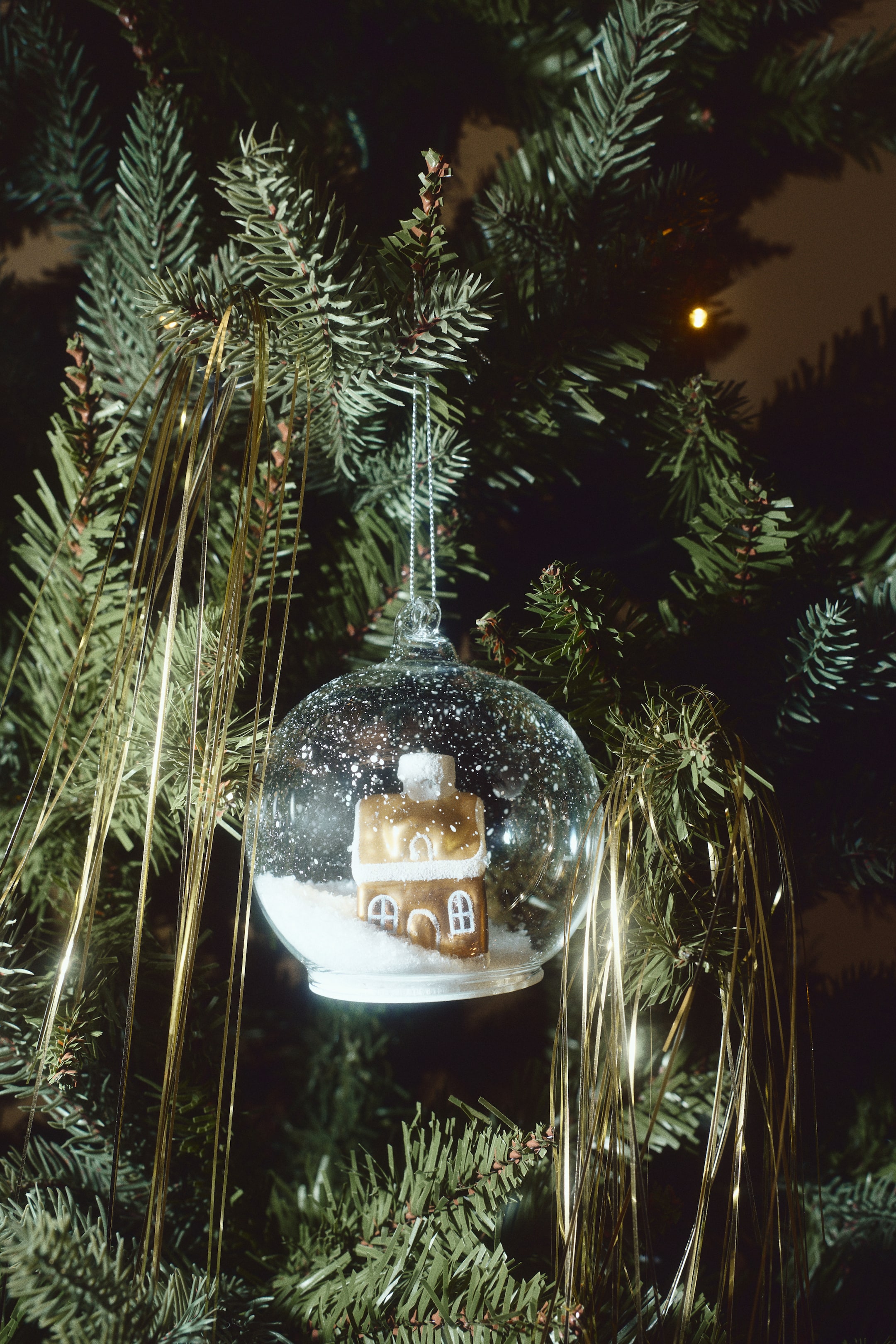 Grotere afbeelding bekijken: Glazen kerstbal met sneeuw - Transparant/huis - HOME | H&M NL 1
