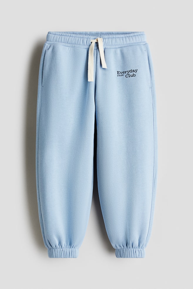 Joggpants mit Stickereien - Hellblau/Everyday Club/Grün/Everyday Club/Marineblau/Tennis - 1