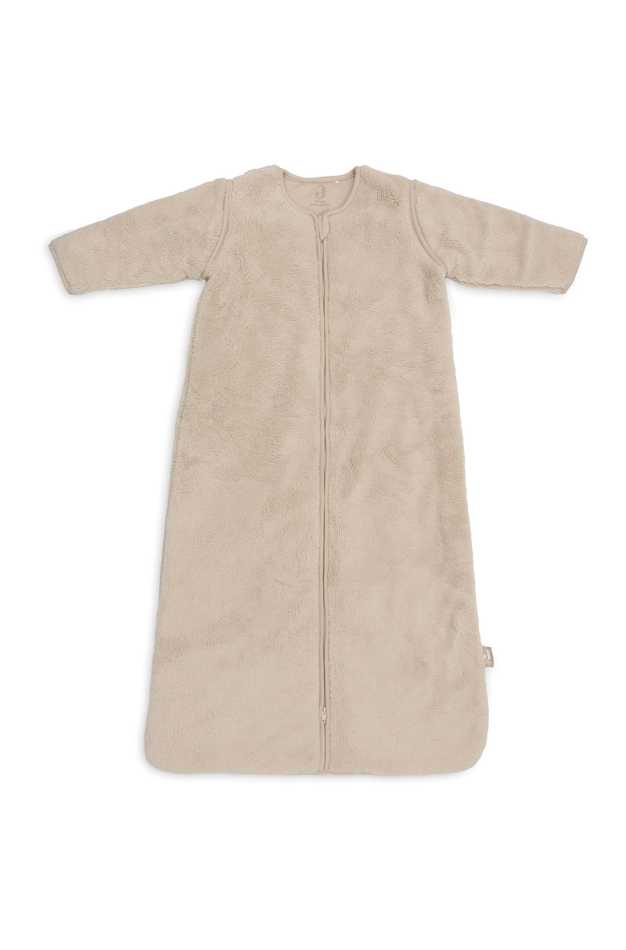 Größeres Bild ansehen: Ein beiger Baby-Schlafsack aus Fleece liegt flach ausgebreitet und verfügt über lange Ärmel, einen Rundhalsausschnitt und einen durchgehenden Frontreißverschluss. Der weiche, strukturierte Stoff reicht bis zu einem geschlossenen, abgerundeten Saum.