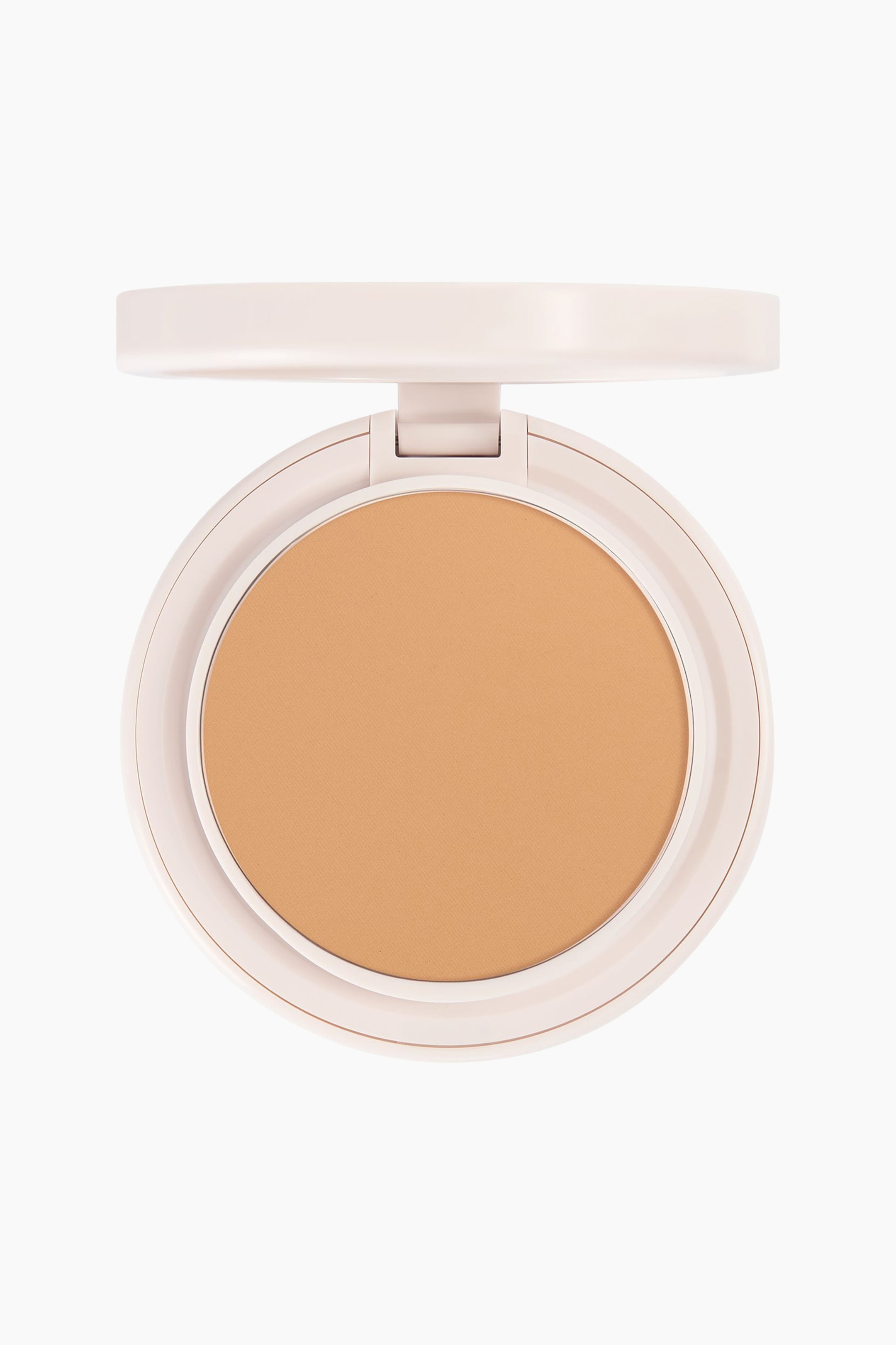 Se større billede: Natural Blur Powder Foundation præsenteres i et åbent, rundt, lyserødt etui med fronten vendt fremad. Den cirkulære beholder viser et glat, mat, medium-tan presset pudder.