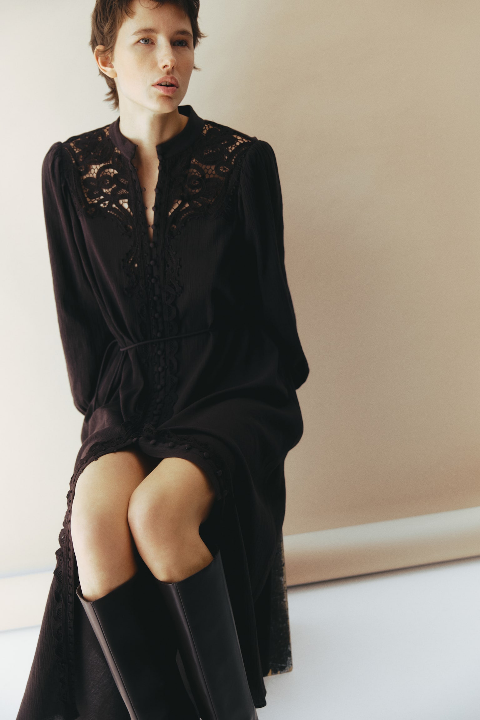 Robe en coton avec dentelle - Brun foncé - 2