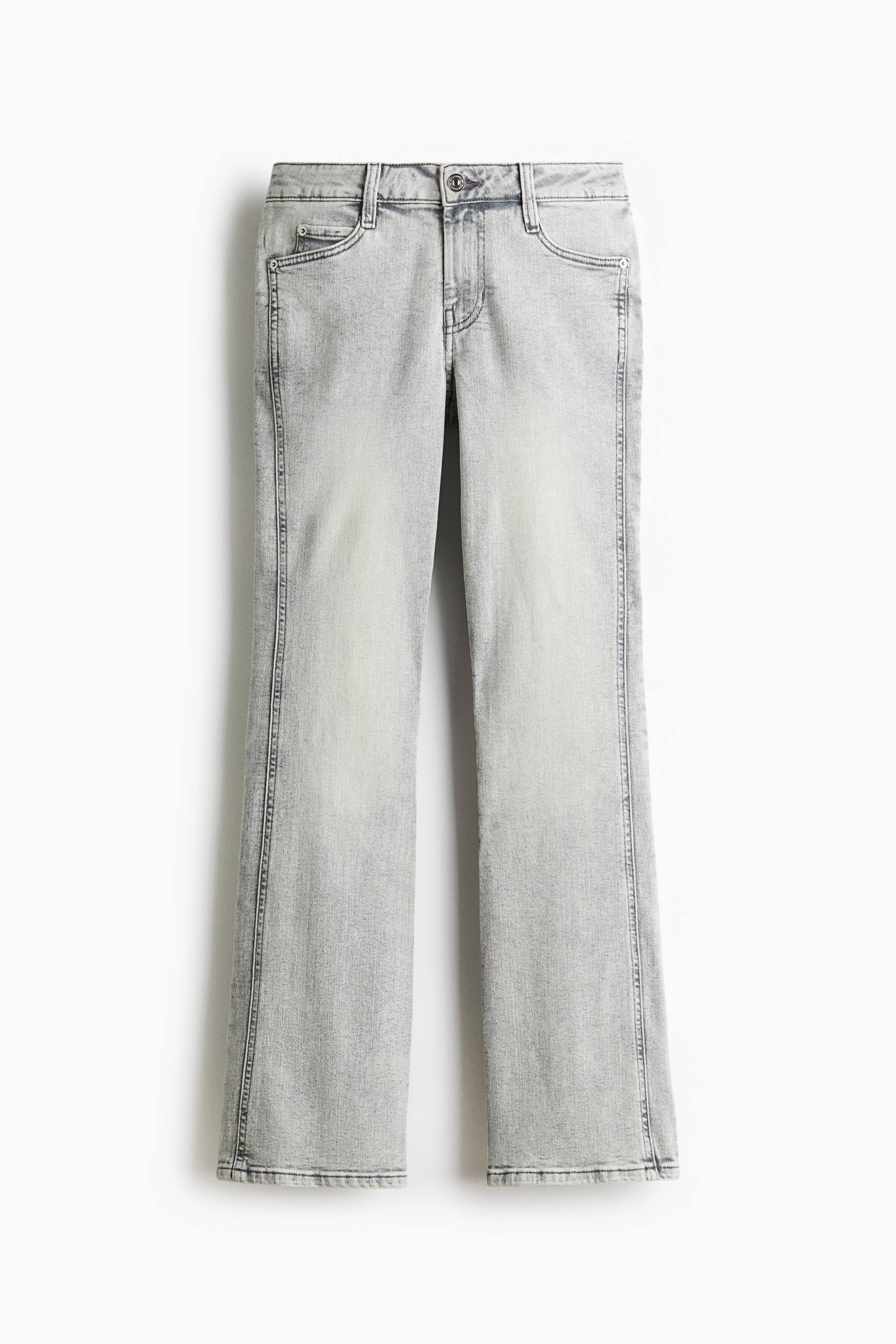 Voir une image plus grande: Une paire de jeans en denim délavé gris pâle présente une silhouette à jambe droite dans une vue de face. Les jeans sont dotés du style classique à cinq poches, de passants de ceinture, d'une fermeture à bouton et d'un léger effet délavé le long des jambes.