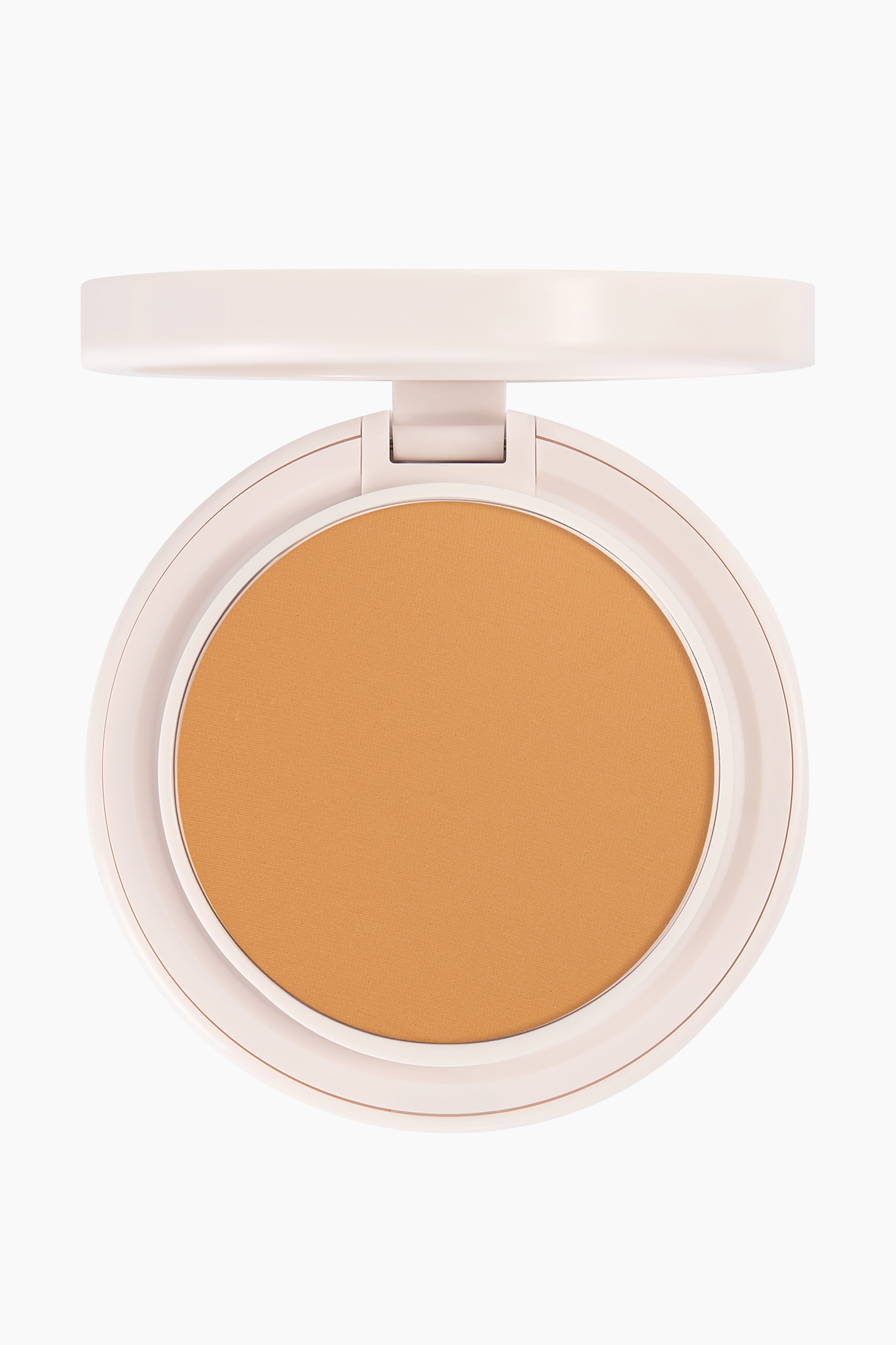 Se større billede: Natural Blur Powder Foundation er vist i en åben, cirkelformet, lys rosa pudderdåse, der vender direkte fremad. Dåsen fremviser en glat, jævn overflade af varm, medium-tan presset pudder.