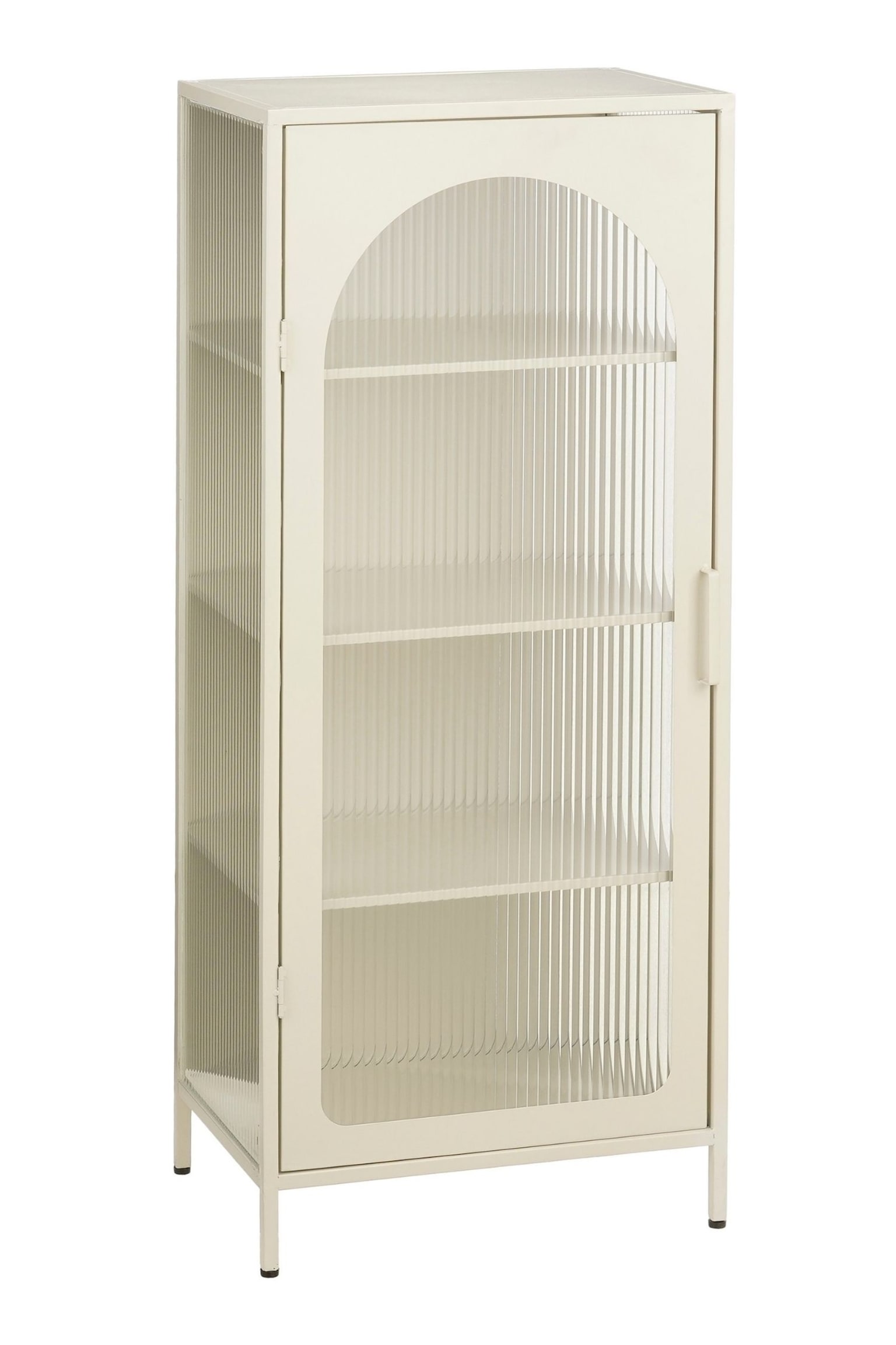 Un meuble de rangement en métal blanc cassé repose sur quatre pieds fins, légèrement orienté vers la droite pour mettre en valeur sa face avant et son profil gauche. Il présente une seule porte frontale avec une fenêtre cintrée et des panneaux latéraux, tous deux en verre nervuré texturé qui laisse apparaître trois étagères intérieures.