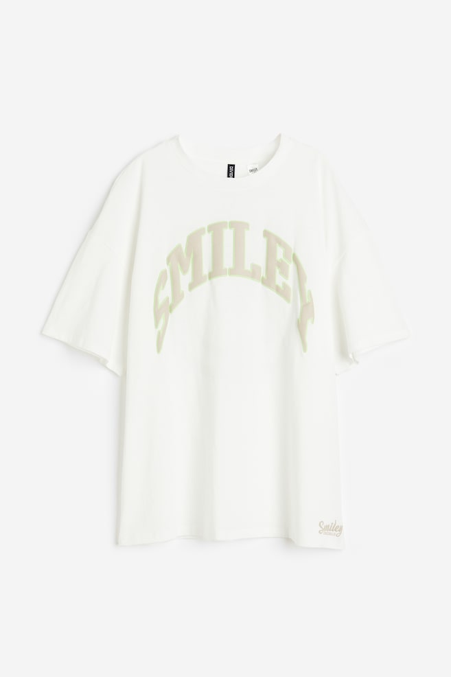 Oversized T-shirt med tryk - Hvid/Smiley®/Lys rosa/UCLA/Grøn/Mickey Mouse/Hvid/Bob Marley/dc/dc - 2