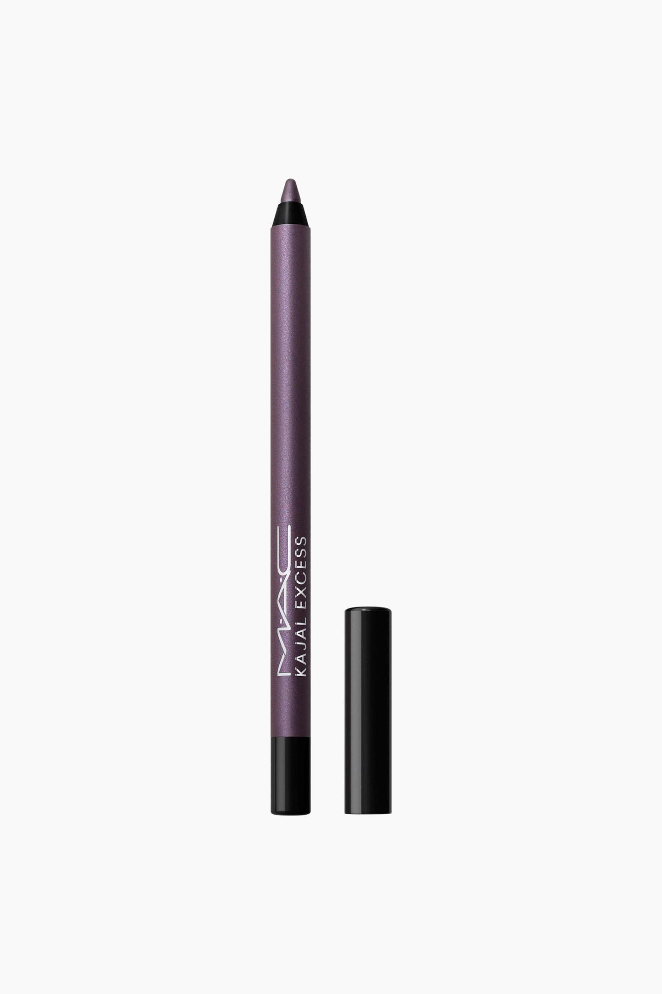 Se større billede: En MAC Kajal Excess eyelinerblyant i en metallisk lilla nuance står lodret ved siden af sin aftagelige blanke sorte hætte. Blyanten har en spids lilla spids og hvid branding på den metalliske krop, som afsluttes i en sort base.