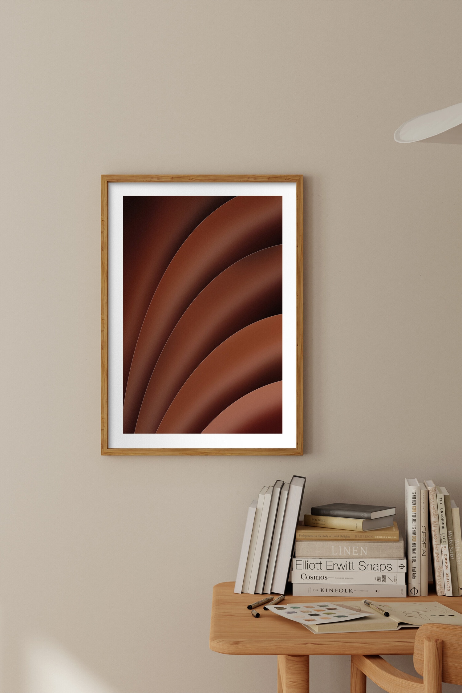 Cette impression dâart met en valeur un design graphique abstrait composÃ© de couches courbes et superposÃ©es dans de riches nuances de brun. Les formes en strates crÃ©ent un motif fluide, Ã©voquant une onde, avec de doux dÃ©gradÃ©s et des ombres subtiles qui suggÃ¨rent une profondeur tridimensionnelle, le tout encadrÃ© par une bordure blanche Ã©purÃ©e.
