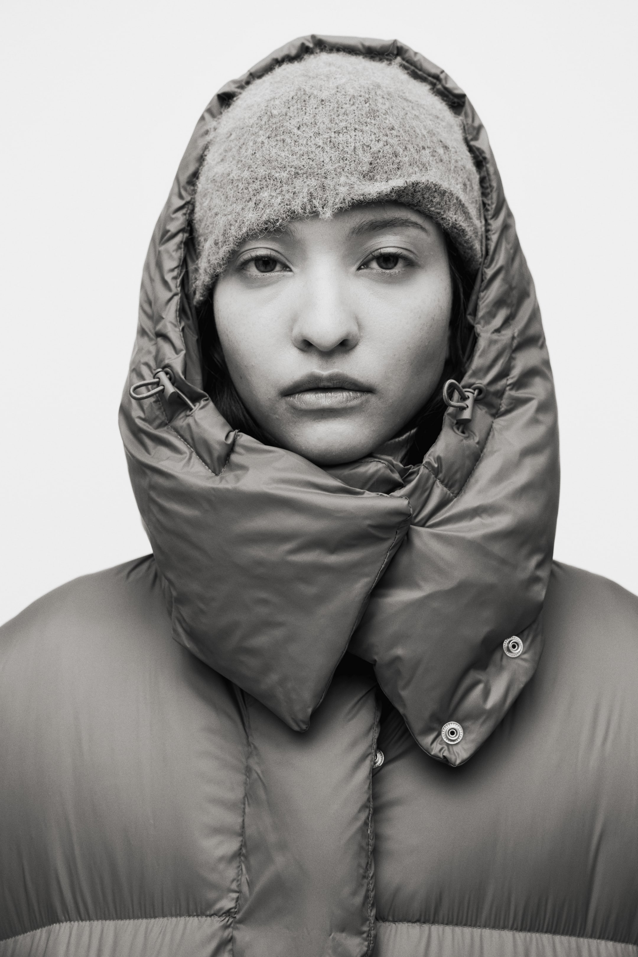 Ampliar la imagen: Chamarra puffer de plumón con gorro - Greige oscuro - Ladies | H&M MX 1