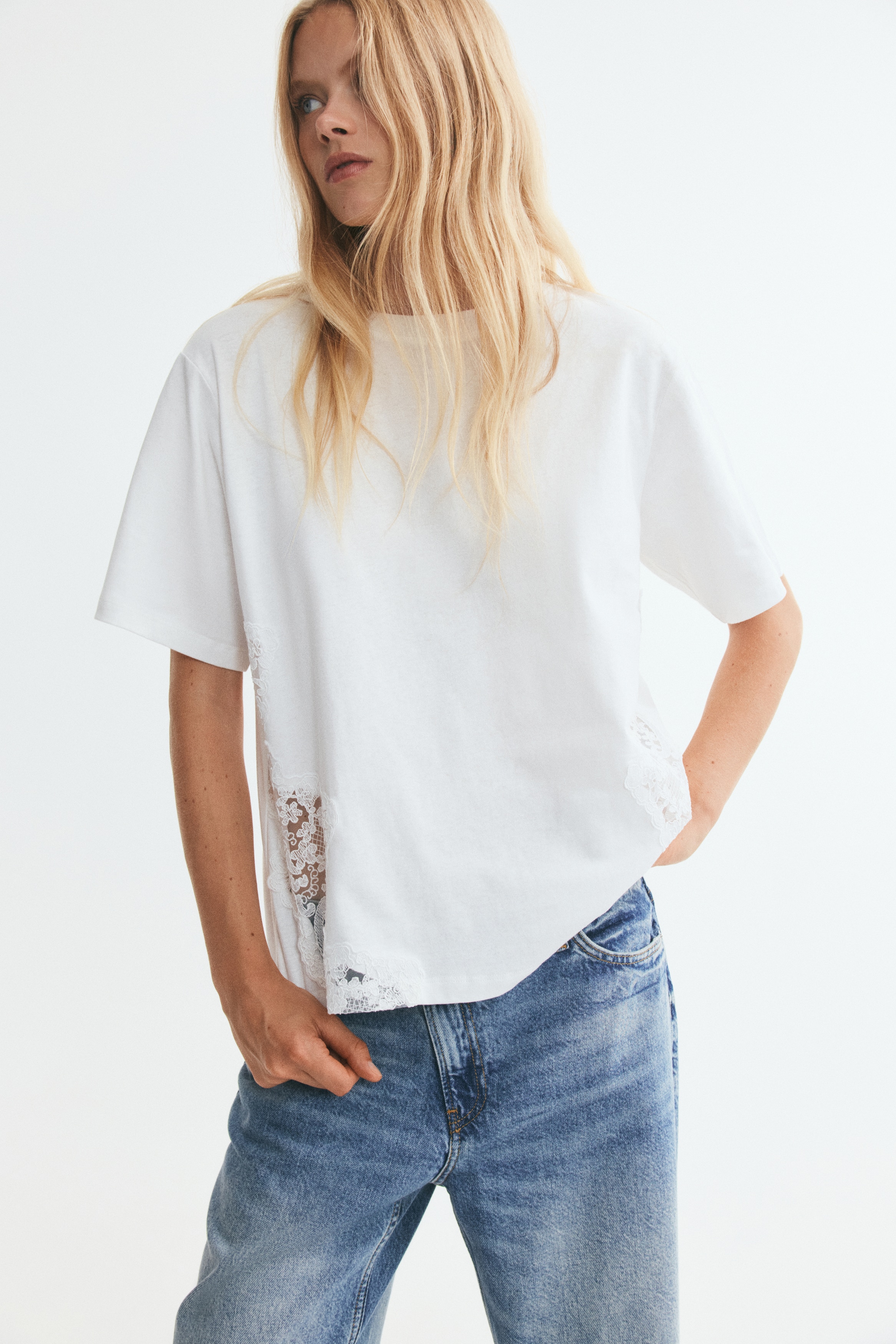 Βαμβακερό T-shirt με ένθετα δαντελένια τμήματαΜοντέλο