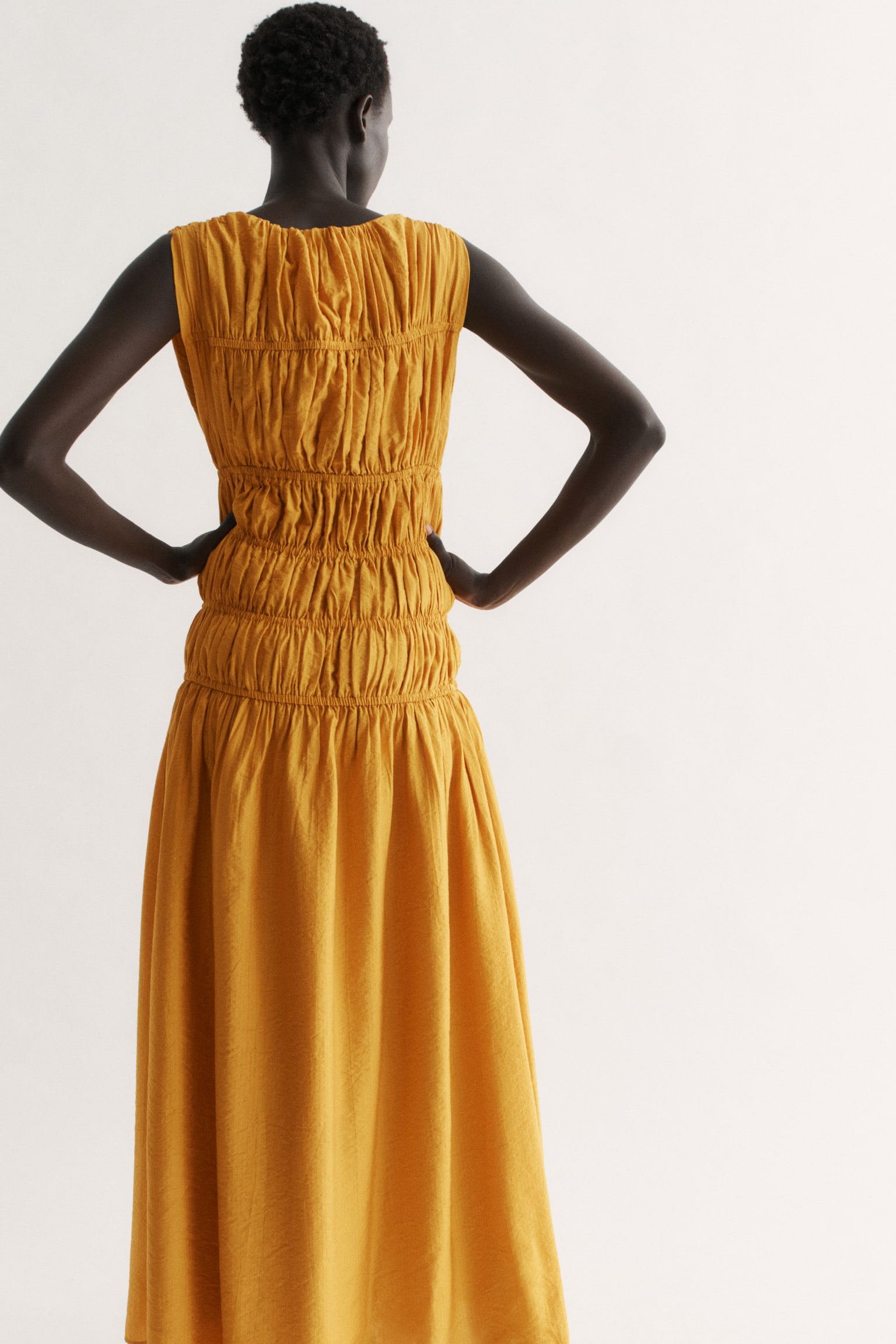 Женское платье H&M Smocked Viscose-Blend, цвет: Тёмный жёлтый — фото 4