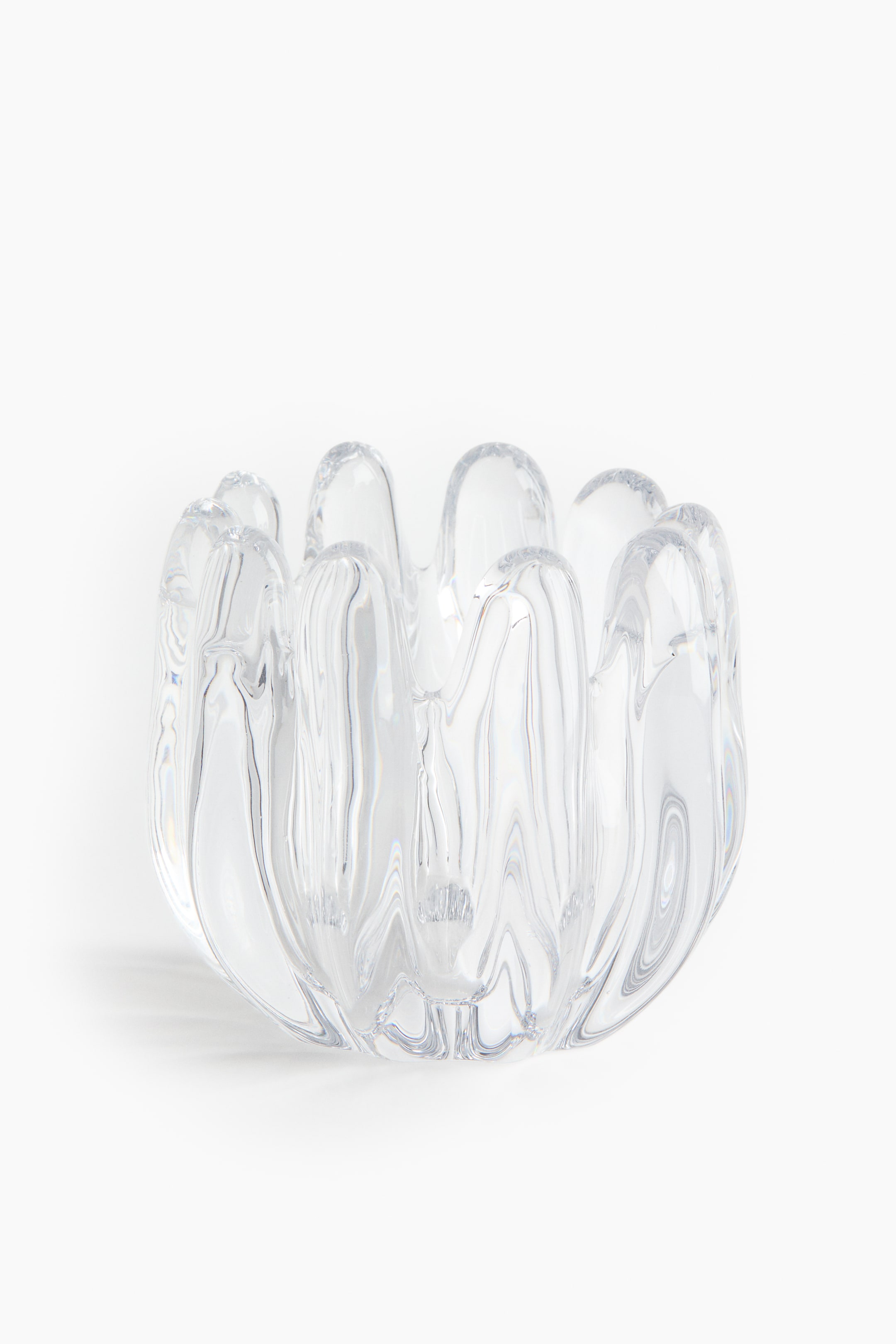 이미지 확대 보기: 투명한 유리그릇은 두꺼운 벽과 미세한 내부 물결 모양의 질감을 특징으로 하는 꽃잎 모양의 섹션을 가진 능각 디자인을 보여주고 있습니다. 약간 앞쪽에서 위쪽으로 각도가 기울어져 있어, 열린 윗부분을 드러내고 있습니다.