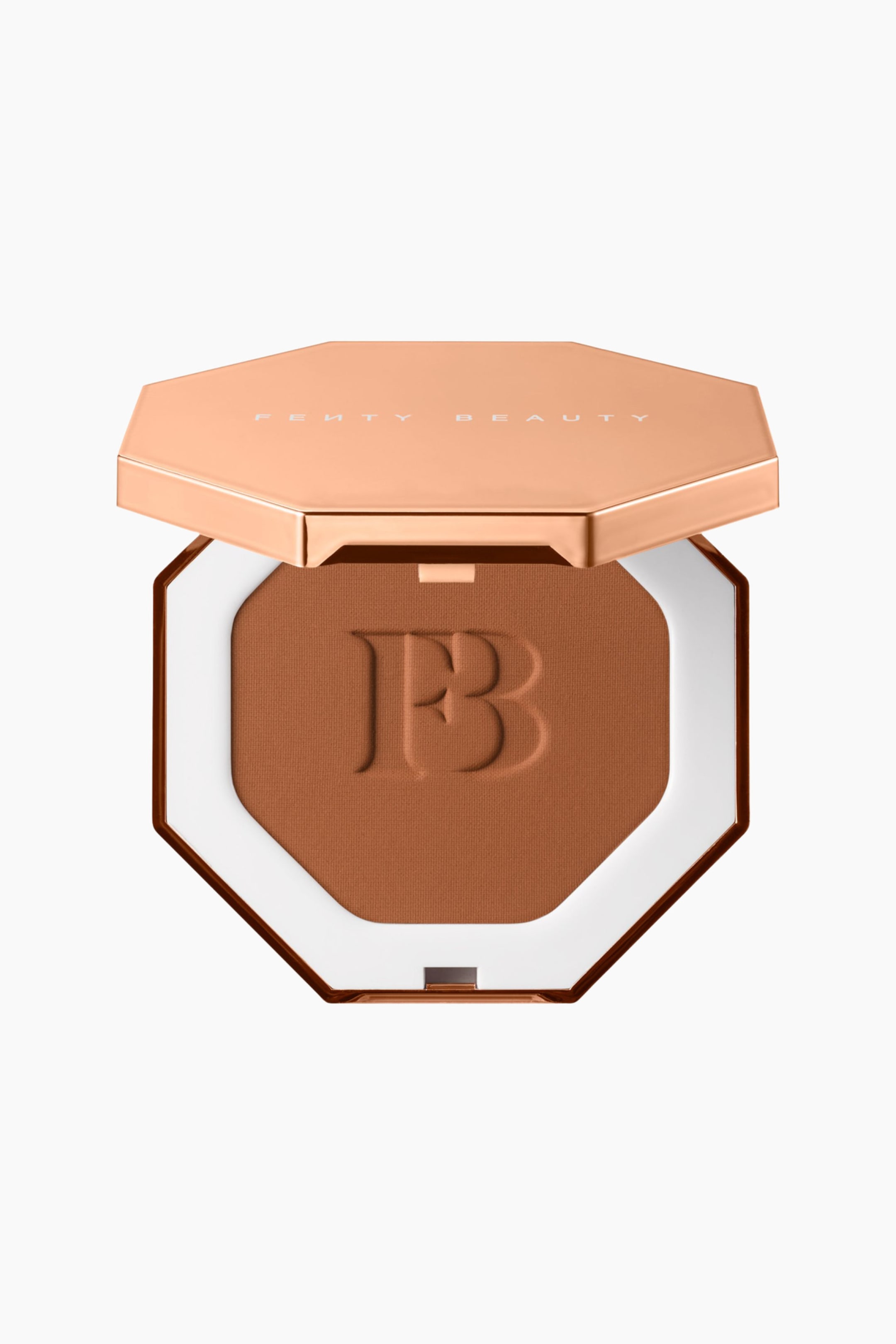 Visa större bild: Sun Stalk'r Instant Warmth Bronzer ligger i en öppen, åttkantig kompaktdosa vänd framåt med ett metalliskt roséguldfärgat lock. Det varma bruna pressade pudret visar en präglad "FB"-logotyp i mitten, inramad av en vit innerkant.
