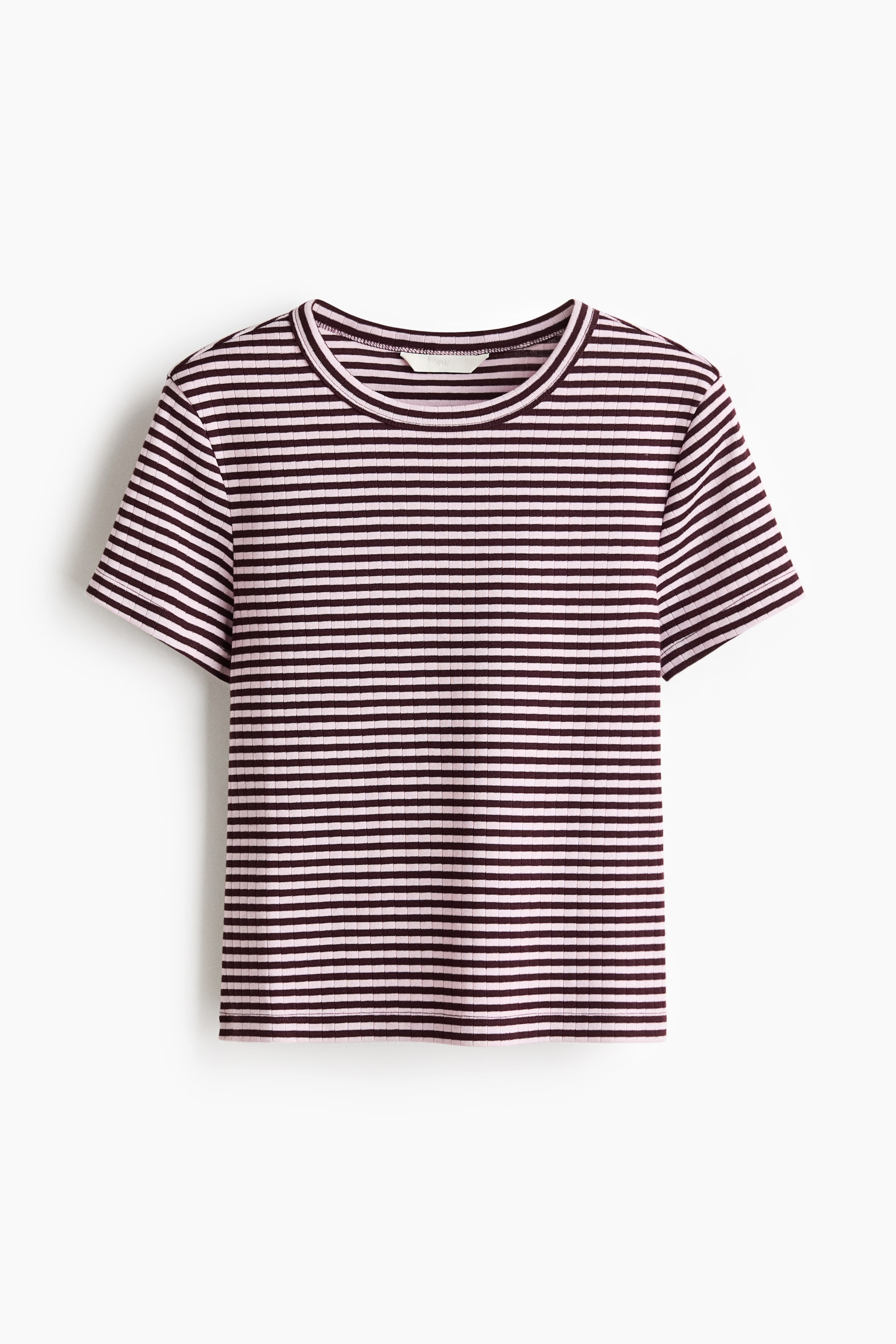 Ver imagem maior: Uma t-shirt curta e justa é apresentada de FRENTE, em jersey de algodão canelado e macio, com riscas horizontais em bordô e rosa claro. Possui decote redondo, mangas curtas e bainha de corte reto.