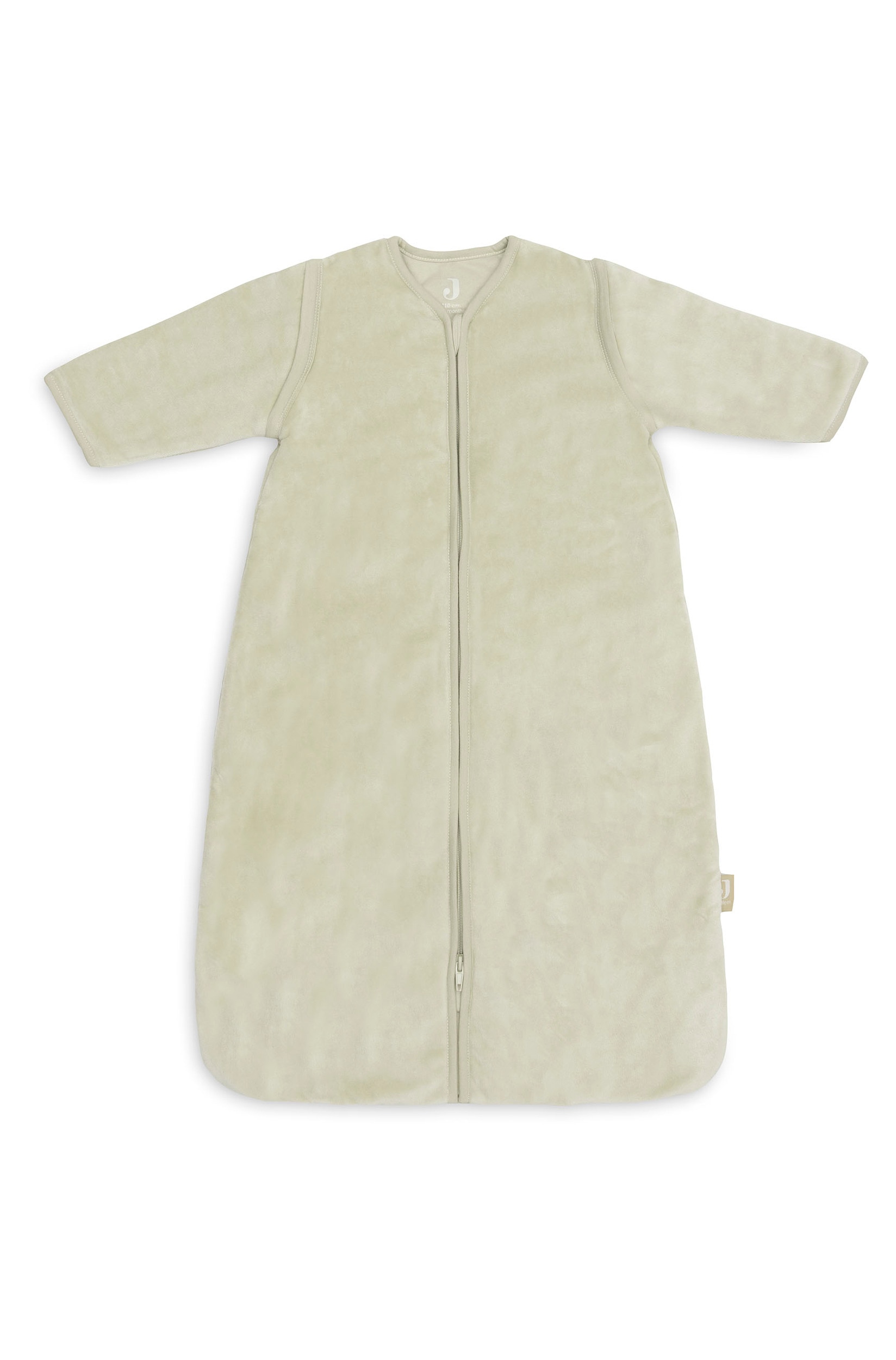 Drei BabyschlafsÃ¤cke in zartem Rosa, Beige und SalbeigrÃ¼n hÃ¤ngen auf weiÃen KleiderbÃ¼geln an einem Holzgestell. Der vorderste Babyschlafsack in SalbeigrÃ¼n besteht aus weichem, strukturiertem Stoff, hat lange Ãrmel und einen mittigen FrontreiÃverschluss.