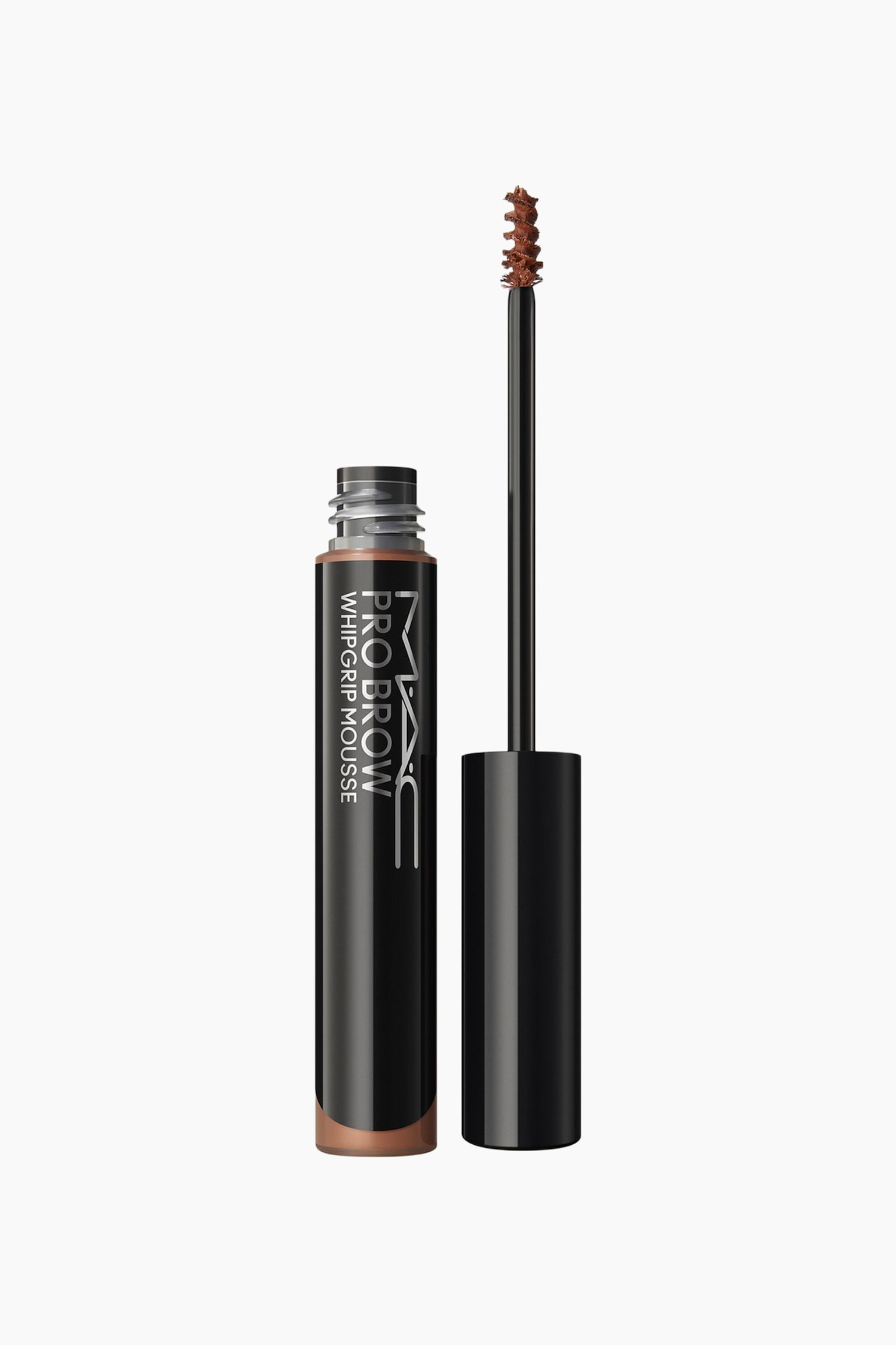 Pro Brow Whipgrip Mousse står oprejst og fremviser en åben, sort cylindrisk tube med lodret sølvfarvet branding og en transparent base, der afslører den brune formel indeni. Ved siden af tuben er applikatorpinden placeret og strækker sig opad for at vise en lille, tilspidset spoolie-børste, der er dækket af den brune mousse.