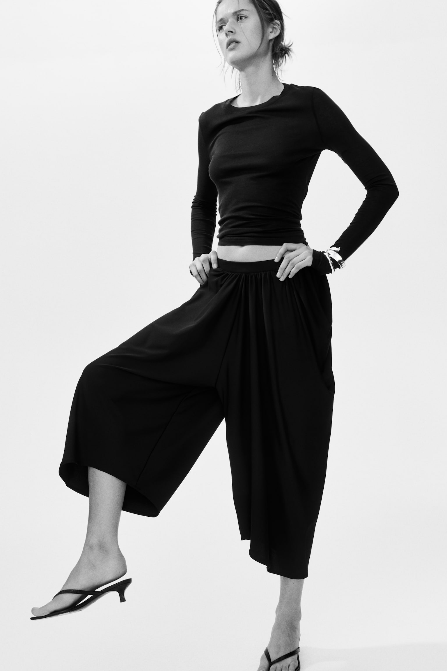 Cropped barrel trousers - 4