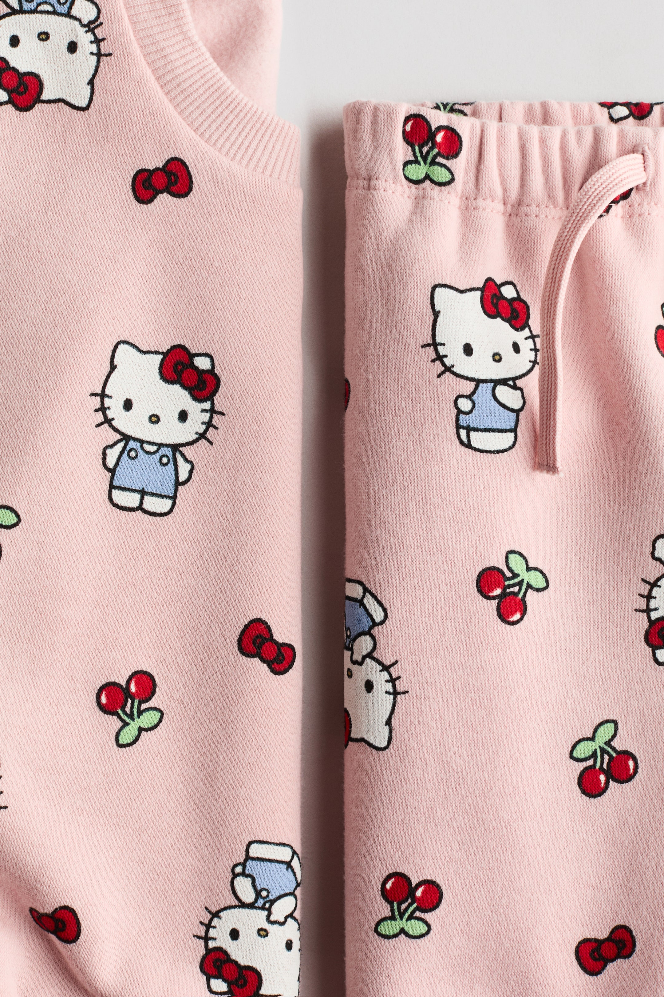 View larger image: 2-piece printed sweatshirt set - Light pink/Hello Kitty - Kids | H&M IN 4