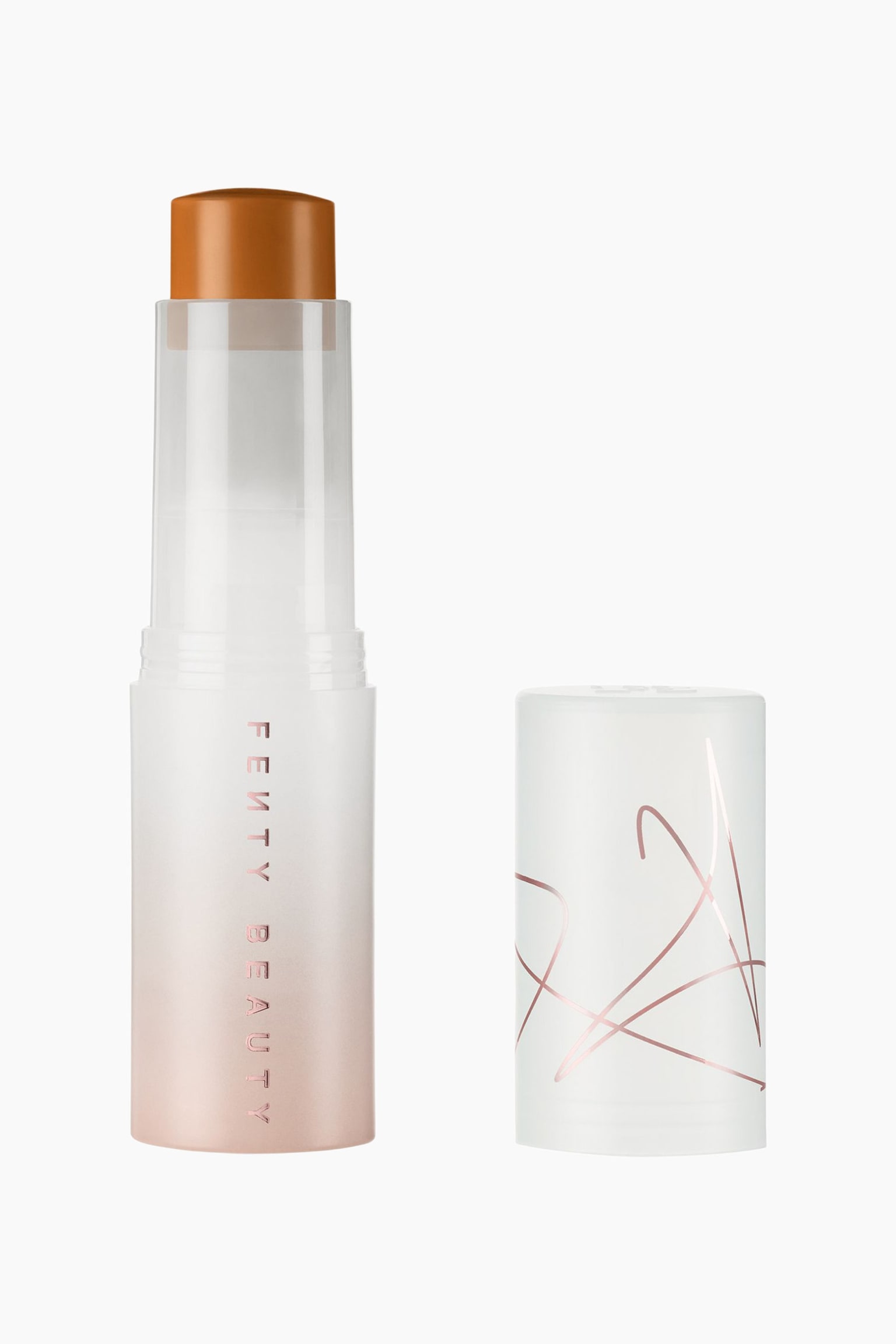 Eaze Drop Blur + Smooth Tint Stick seisoo pystyasennossa irrotetun korkkinsa vieressÃ¤, ja esille on tuotu lÃ¤mpimÃ¤n ruskeasÃ¤vyinen tuote, joka kohoaa huurretusta valkoisesta vaaleanpunaiseen liukuvaan putkiloonsa, jossa on pystysuuntainen "FENTY BEAUTY"-brÃ¤ndÃ¤ys. VieressÃ¤ oleva huurrettu valkoinen korkki esittÃ¤Ã¤ metallinhohtoisia vaaleanpunaisia abstrakteja viivakuvioita.