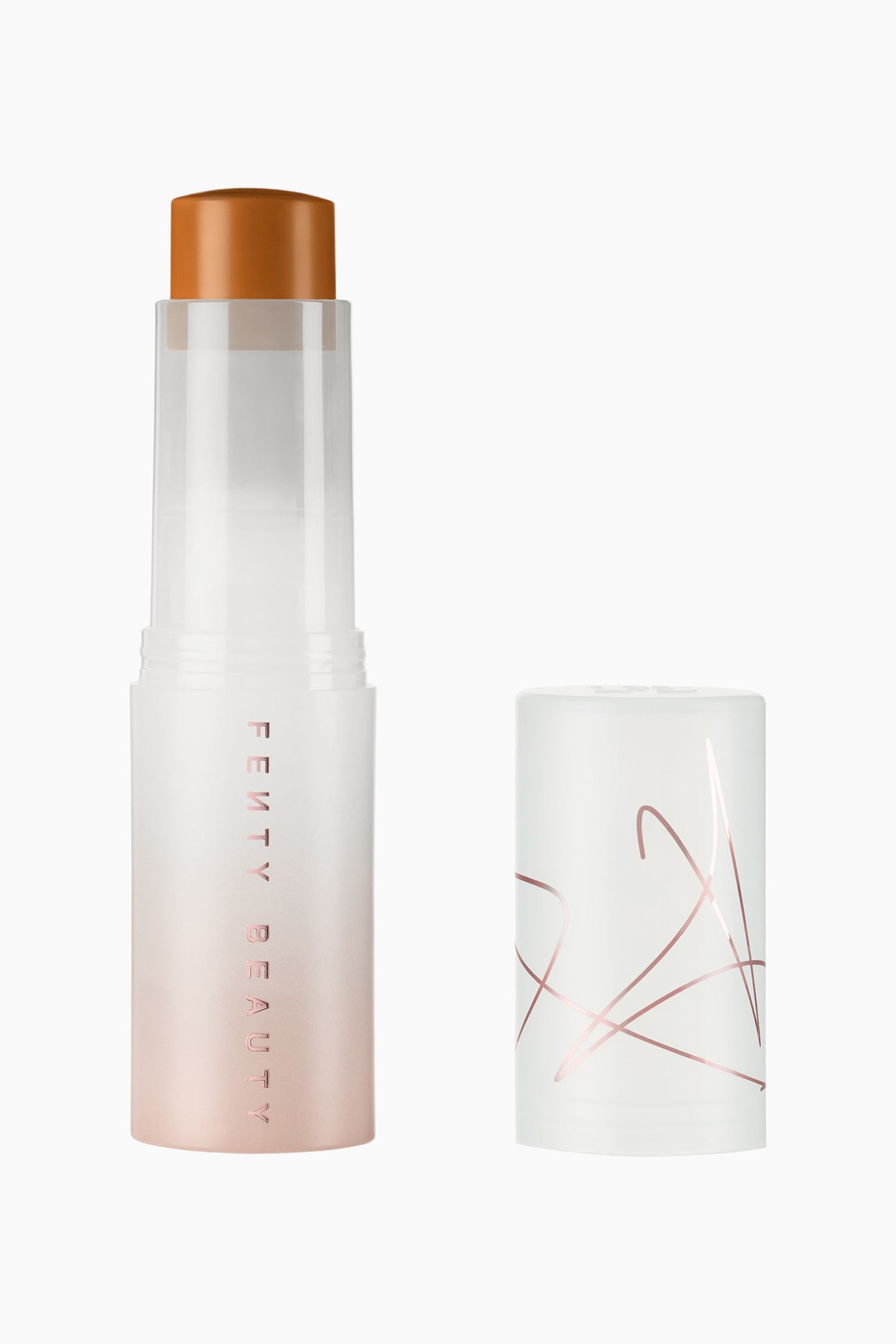 Visa större bild: Eaze Drop Blur + Smooth Tint Stick står upprätt bredvid sitt avtagna lock och visar upp en varmbrun produkt som sträcker sig från ett frostat vitt till rosa gradienthylster med vertikal "FENTY BEAUTY"-märkning. Det intilliggande frostade vita locket pryds av metalliskt rosa abstrakta linjegrafiker.