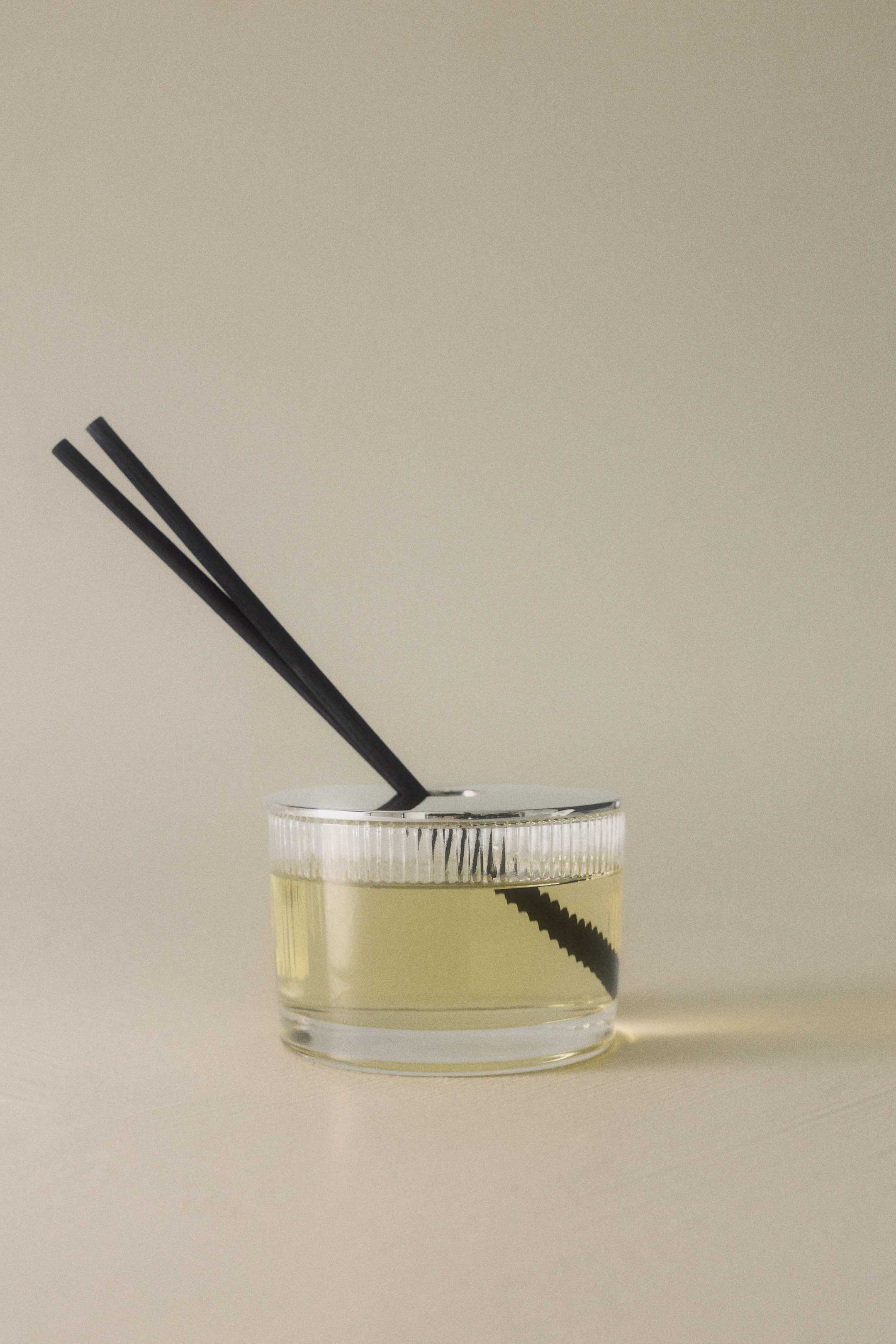 Visualizza immagine più grande: Diffusore a bastoncini in vetro rigato - Rich Amber - HOME | H&M IT 1