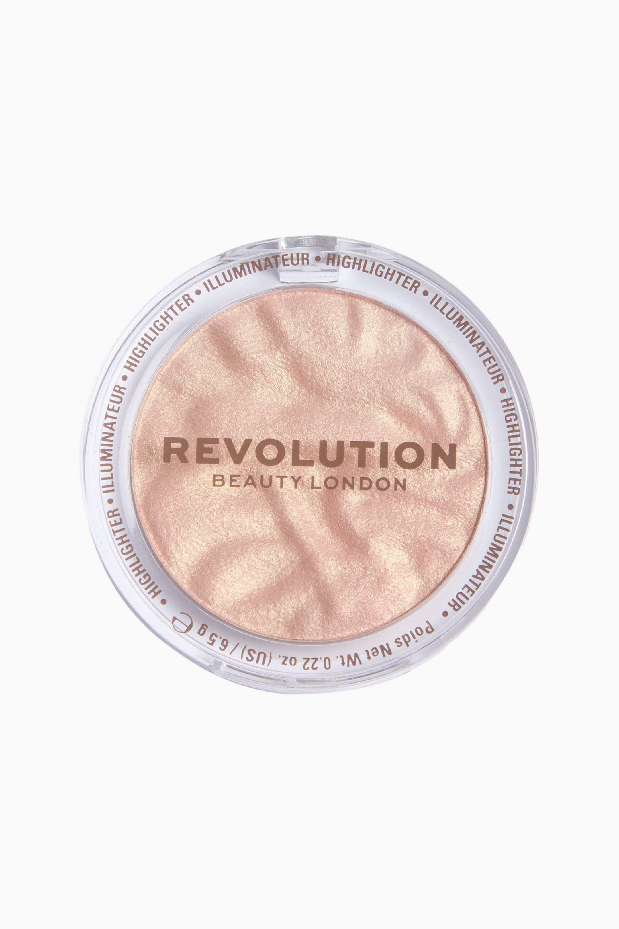Visa större bild: En rund highlighter för makeup har ett ljusrosa, skimrande puder med ett virvlat, upphöjt mönster. Varumärket "REVOLUTION BEAUTY LONDON" är präglat i pudret, medan "HIGHLIGHTER ? ILLUMINATEUR" och viktinformationen syns på den genomskinliga kompakta förpackningens kant.