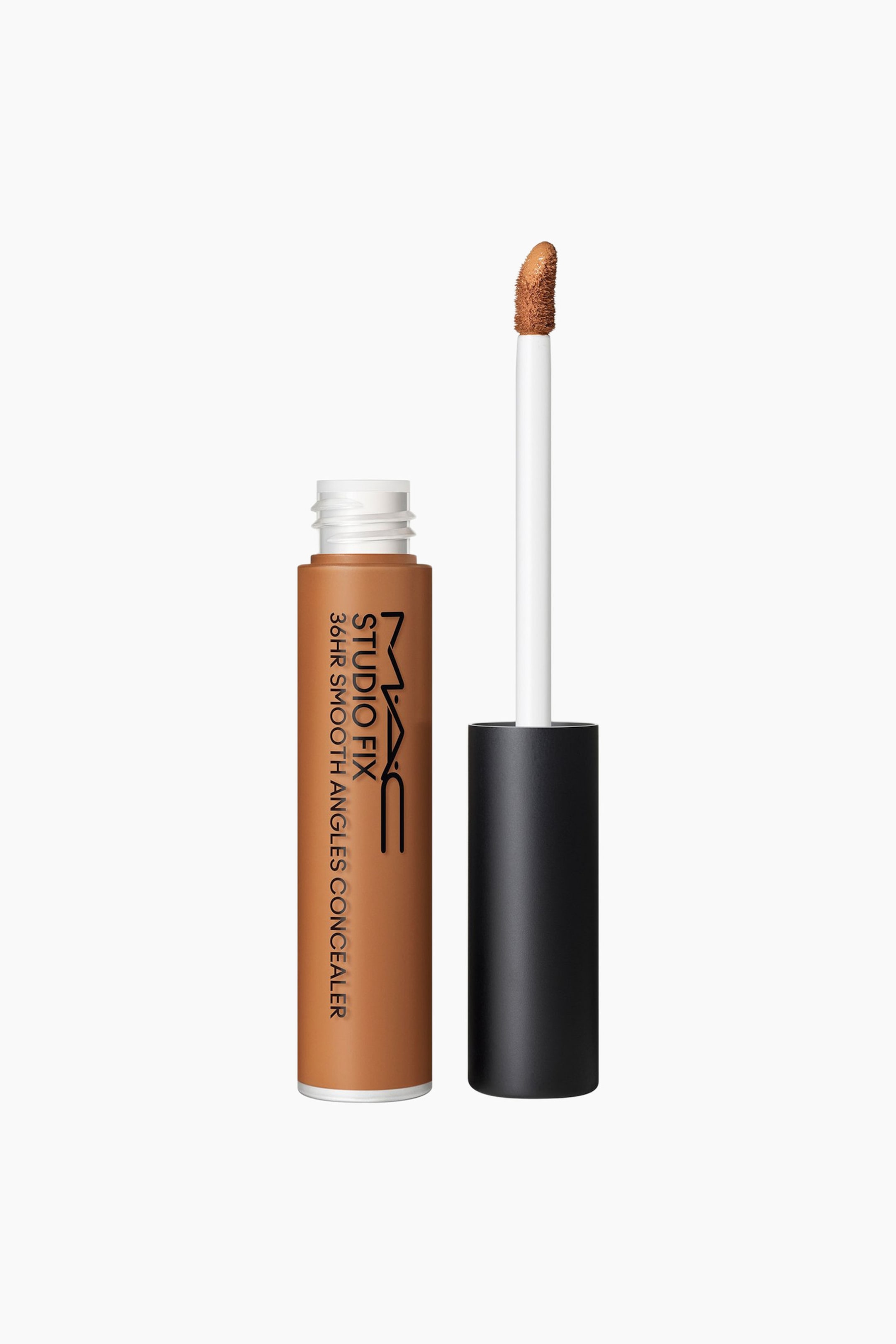 Se større billede: En MAC Studio Fix 36HR Smooth Angles Concealer står oprejst og fremviser en mellembrun cylindrisk flaske med hvid tekst. Dens hvidgevindede top er åben, og en hvid applikatorstav med en brun vinklet spids hviler ved siden af flasken, fastgjort til en sort hætte.