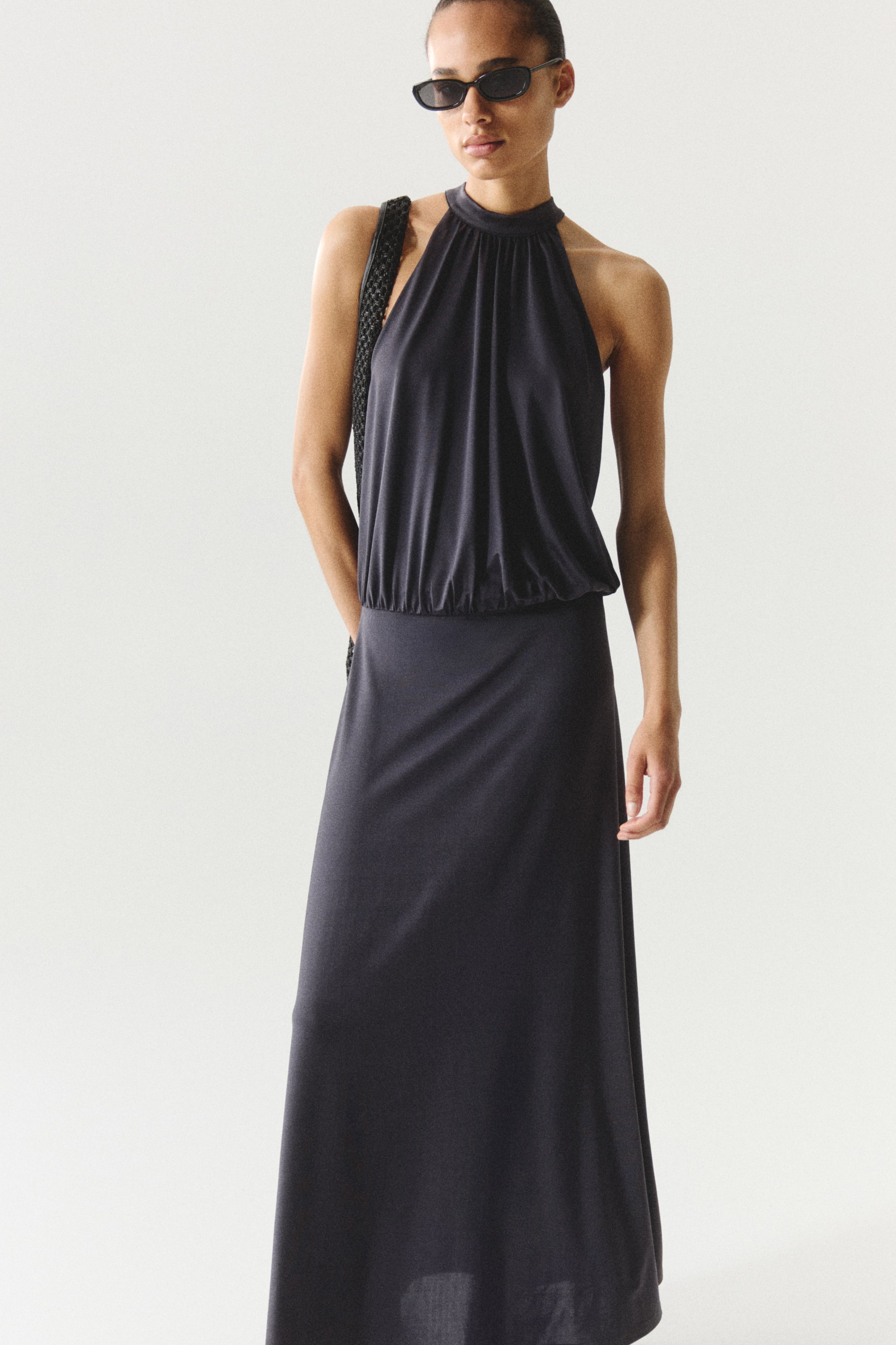 Женские платья H&M Gathered Open-Back Dress — фото 4