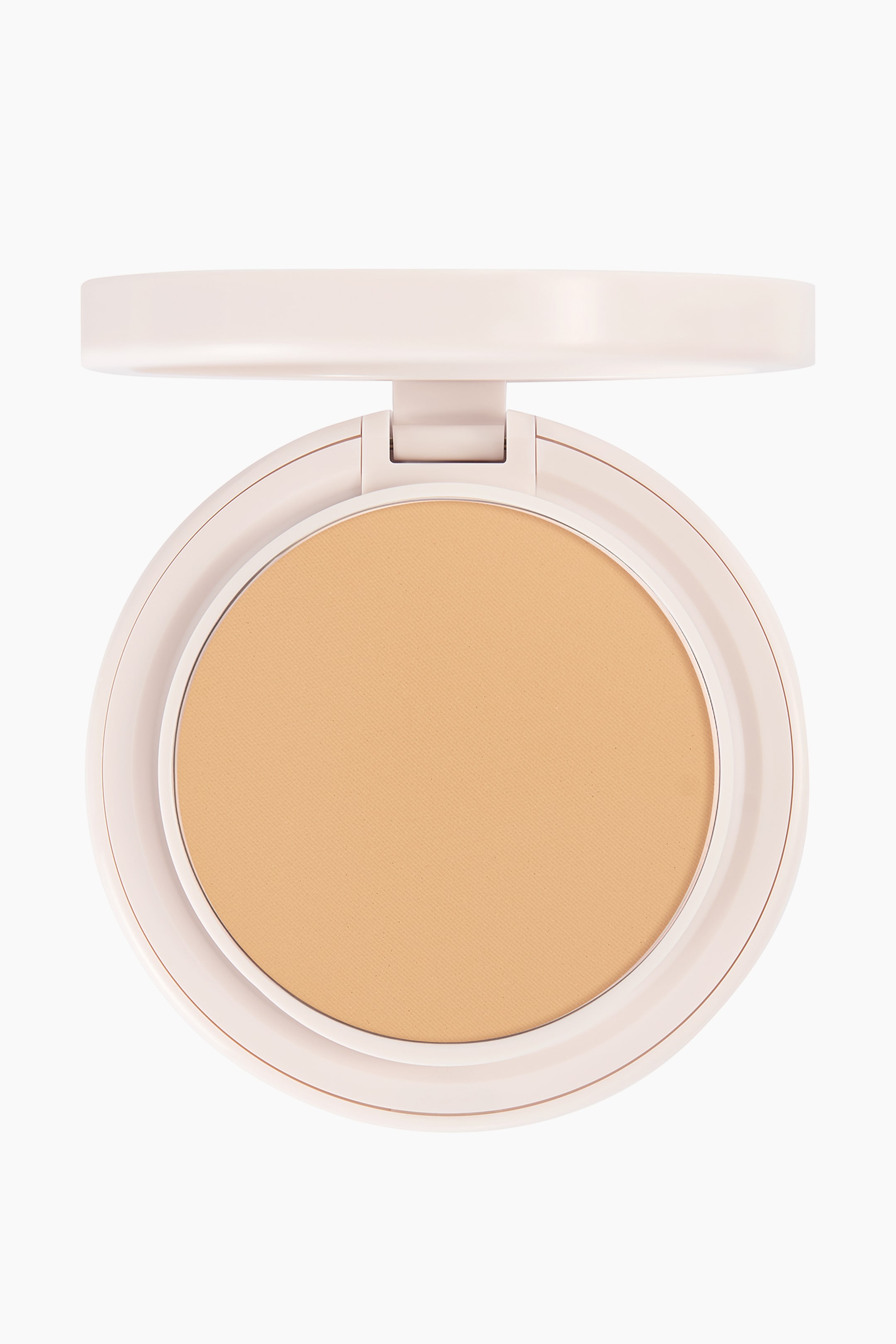 Se større billede: Natural Blur Powder Foundation fremstår i en åben, rund, lysebeige pudderdåse, der vender direkte fremad. Dåsens indhold viser en glat, rund pan med varmtonet, medium beige presset pudderfoundation.