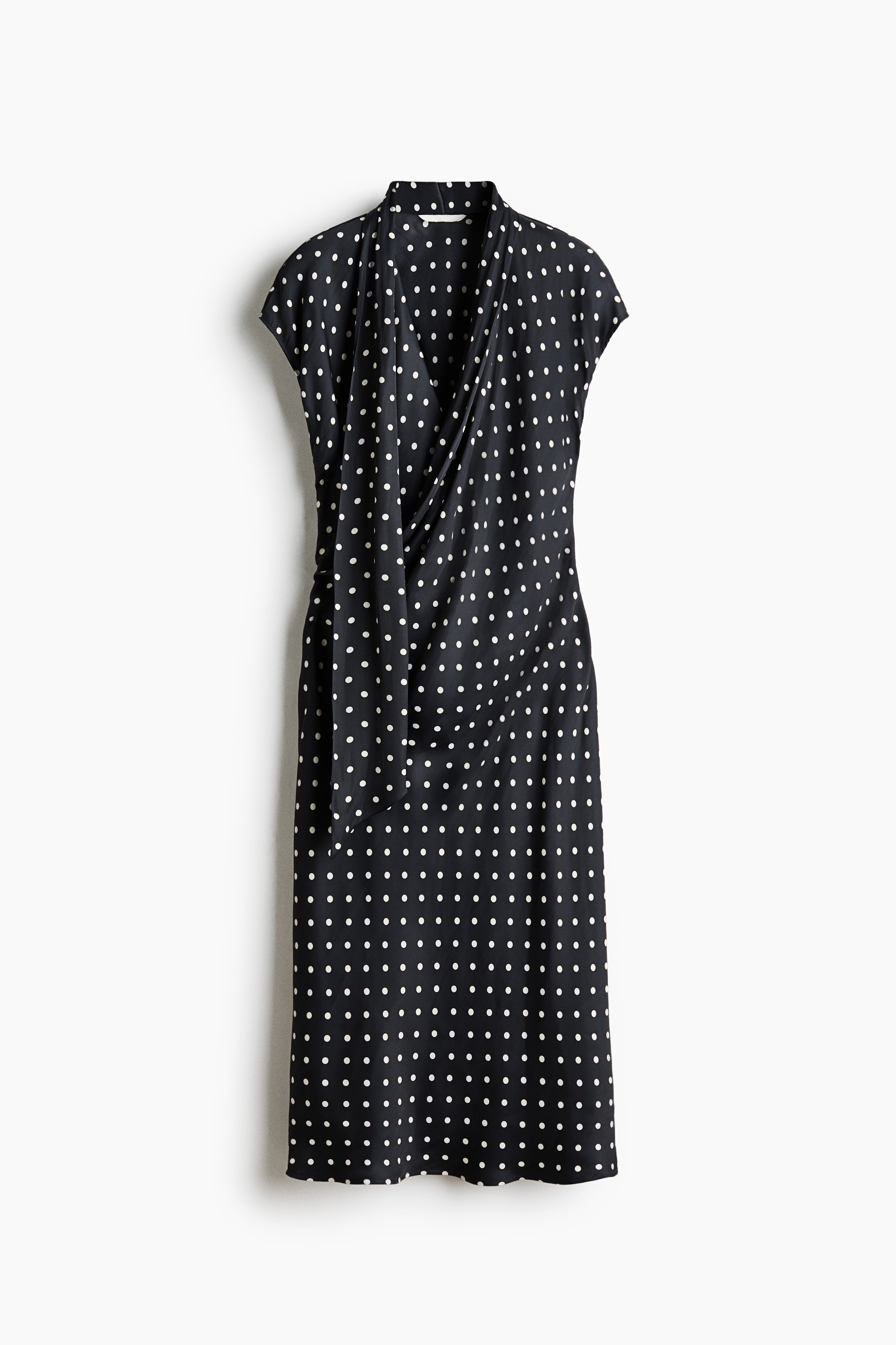 Vestido de satín con detalle de mascadaModelo
