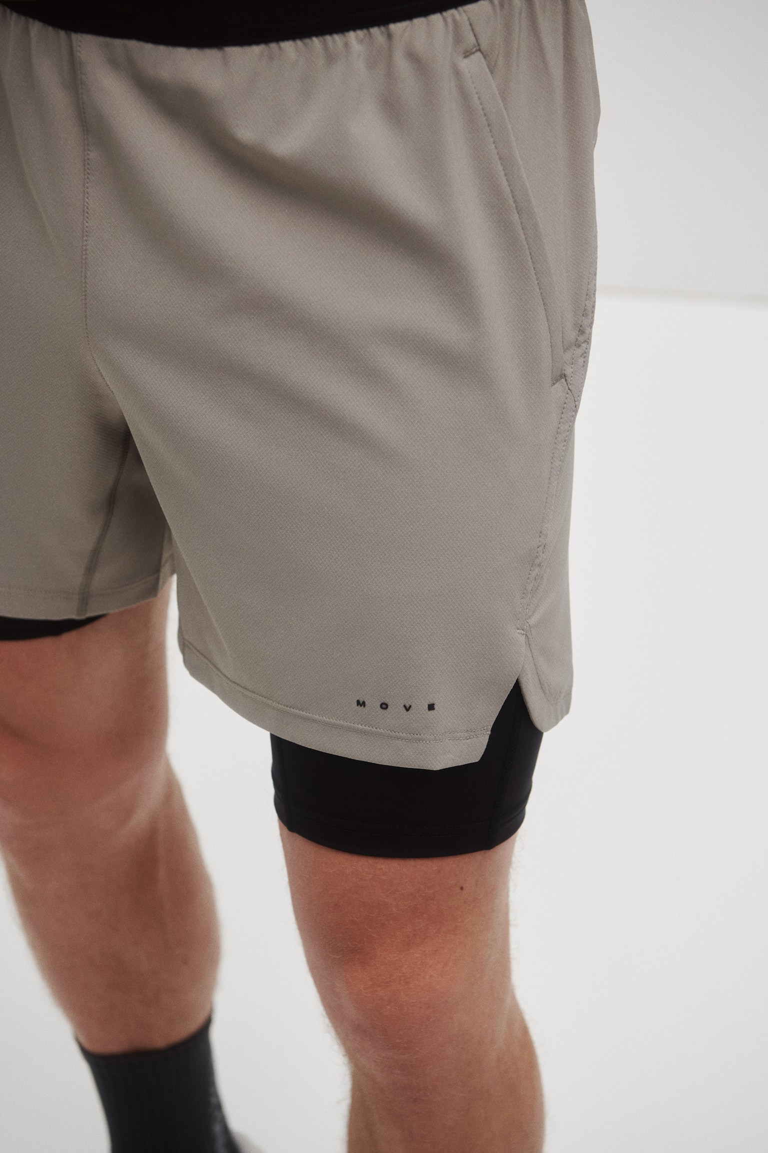 Мужские шорты H&M Move Double-Layered Sports with DryMove™, цвет: Бежевый / Чёрный — фото 3