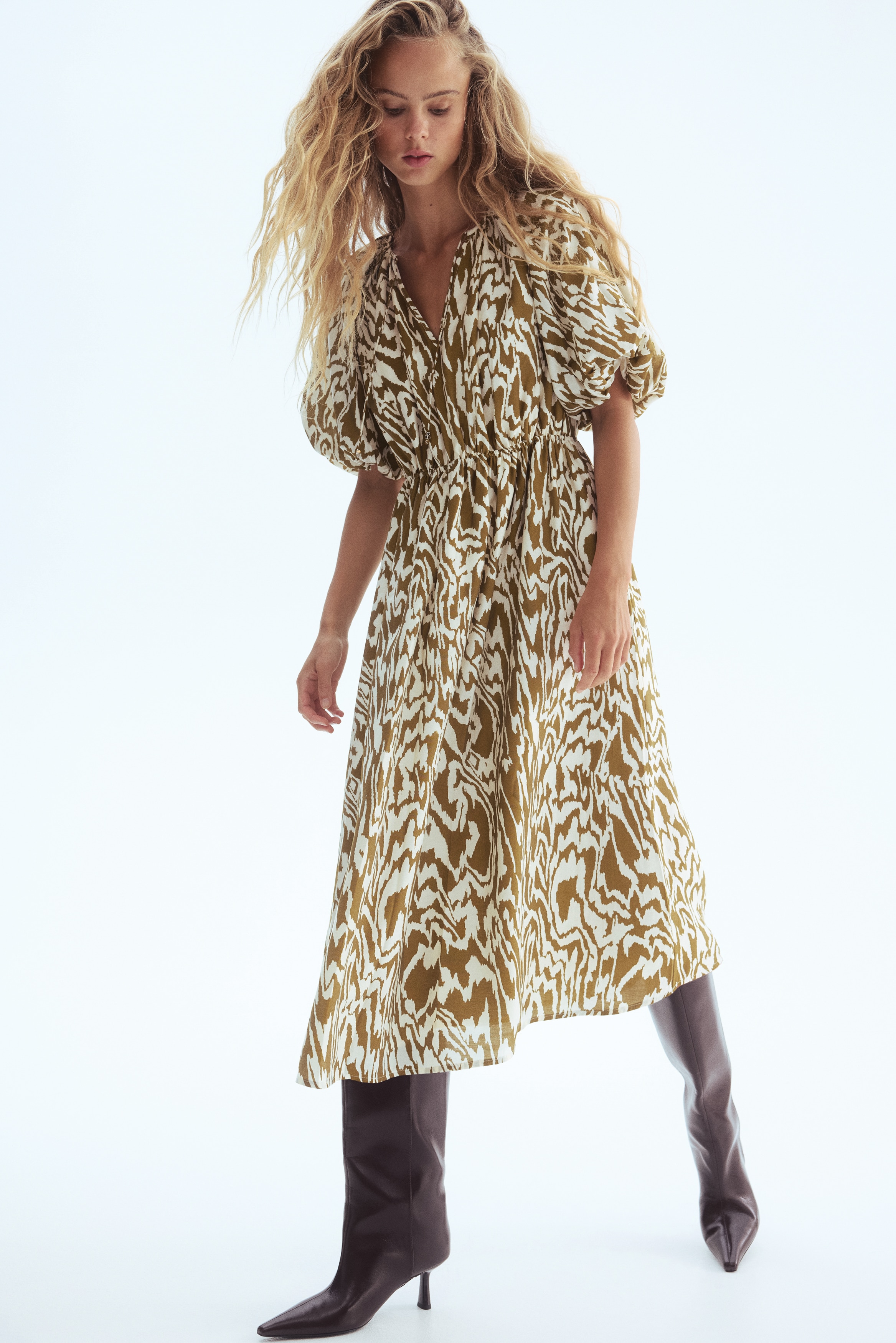 Balloon-sleeved dress