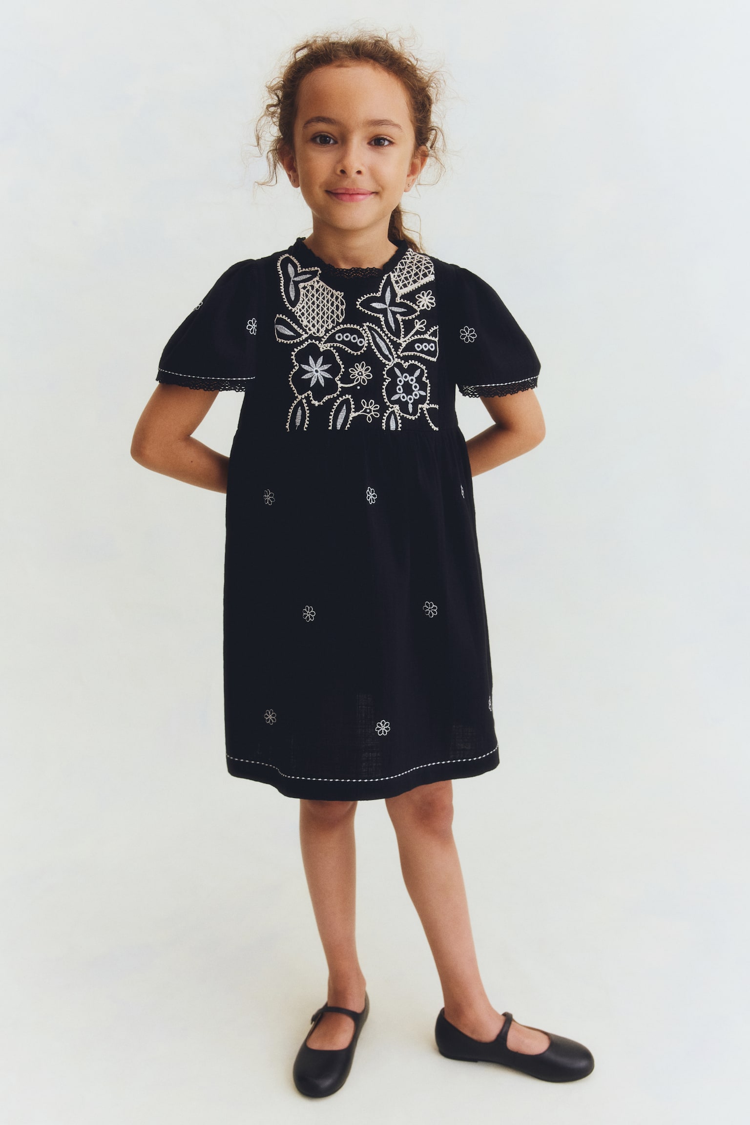 Baumwollkleid mit Stickereien - Schwarz/Geblümt - 1