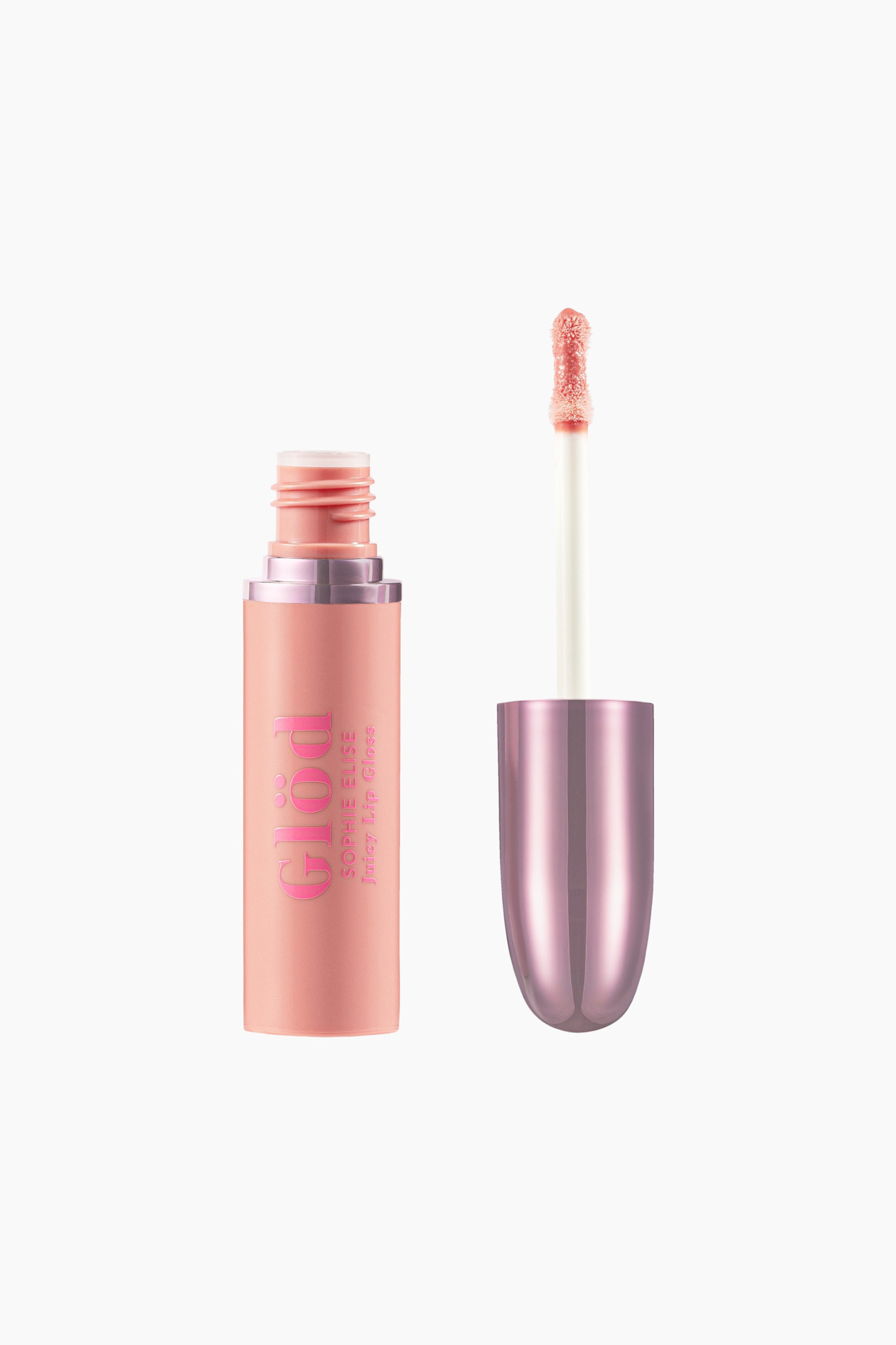 Vis større bilde: Et ferskenrosa lipglossrør med teksten "Gl�d Sophie Elise Juicy Lip Gloss" står oppreist og viser sin gjenget hals. Ved siden av står den metalliske lilla-rosa hetten og en hvit applikatorstav med en doe-foot tupp belagt i ferskenrosa gloss også oppreist, alt presentert fra en frontvendt vinkel.