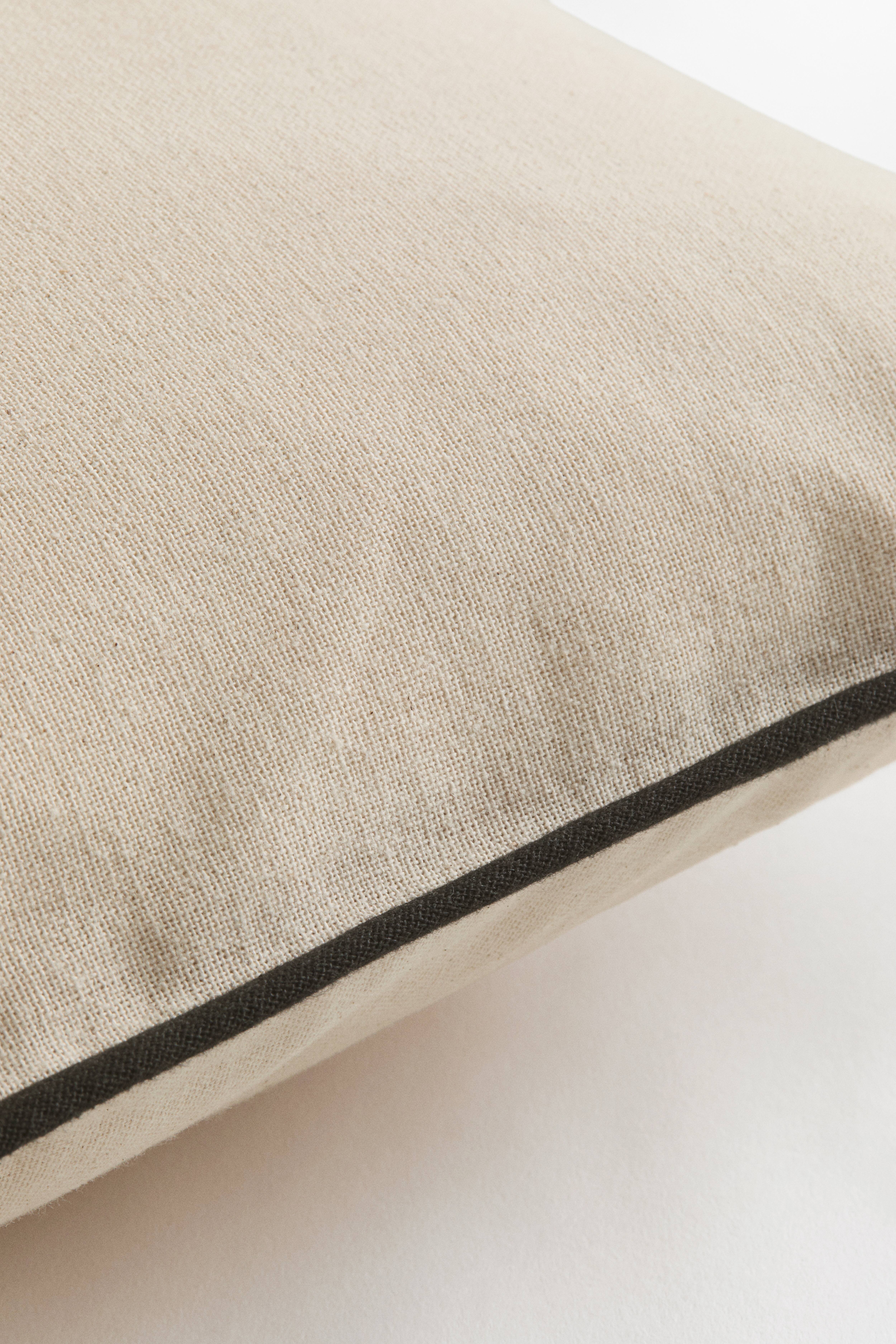 Housse de coussin en coton avec motif brodé
