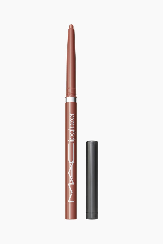 En slank, stÃ¸vrosa MÂ·AÂ·C Lipglazer lipliner stÃ¥r loddrett og viser frem den matchende avrundede gelspissen som stikker ut pÃ¥ toppen. En mÃ¸rkegrÃ¥ sylindrisk hette stÃ¥r oppreist ved siden av blyantens base. - 1