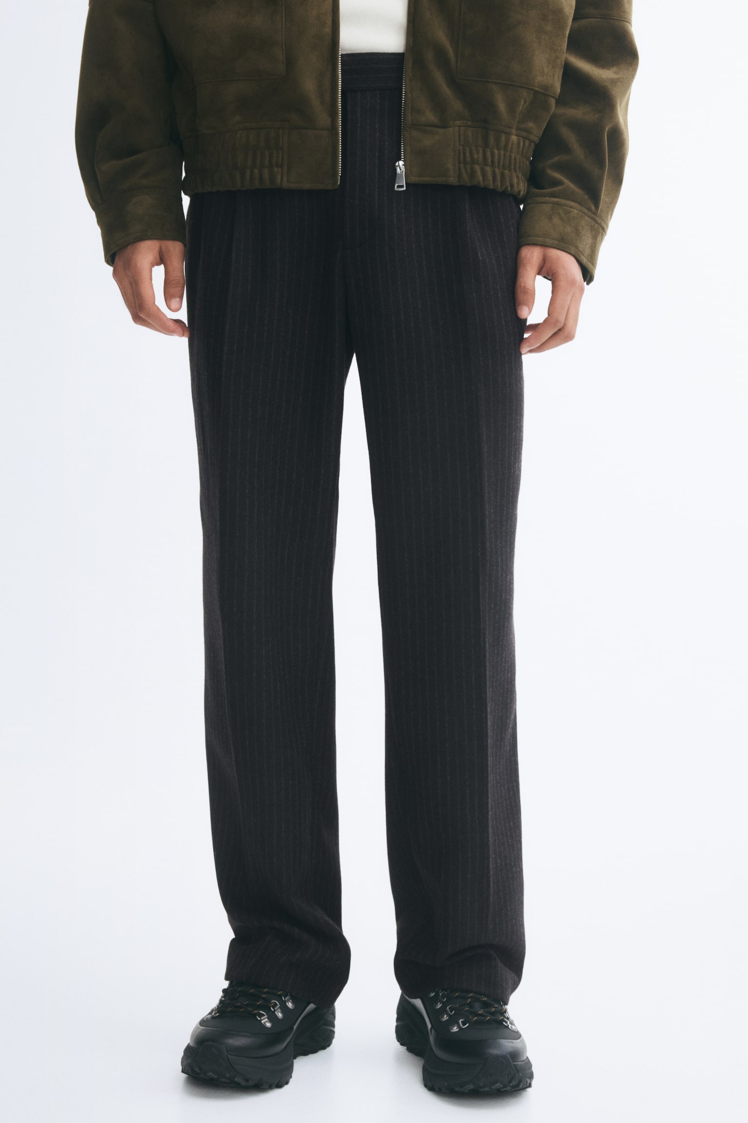 Мужские брюки H&M Relaxed Fit Pleated tailored, цвет: Чёрный — фото 3